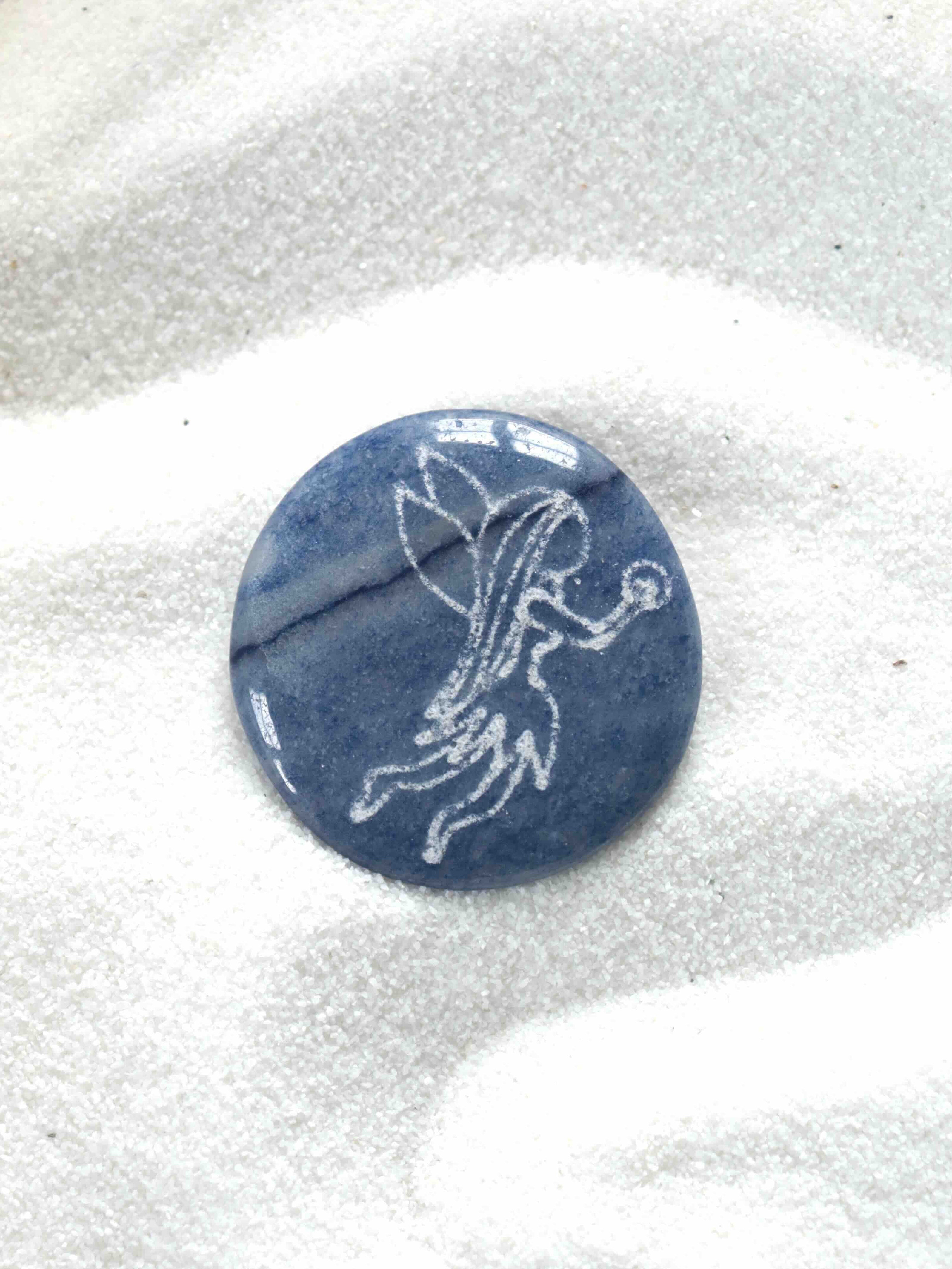 Aventurine bleue gravée - Pierre pour lse jeter à l'eau - SOLYA - Bijoux, Cristaux et mineraux en Belgique - Boutique de pierres naturelles et ethiques
