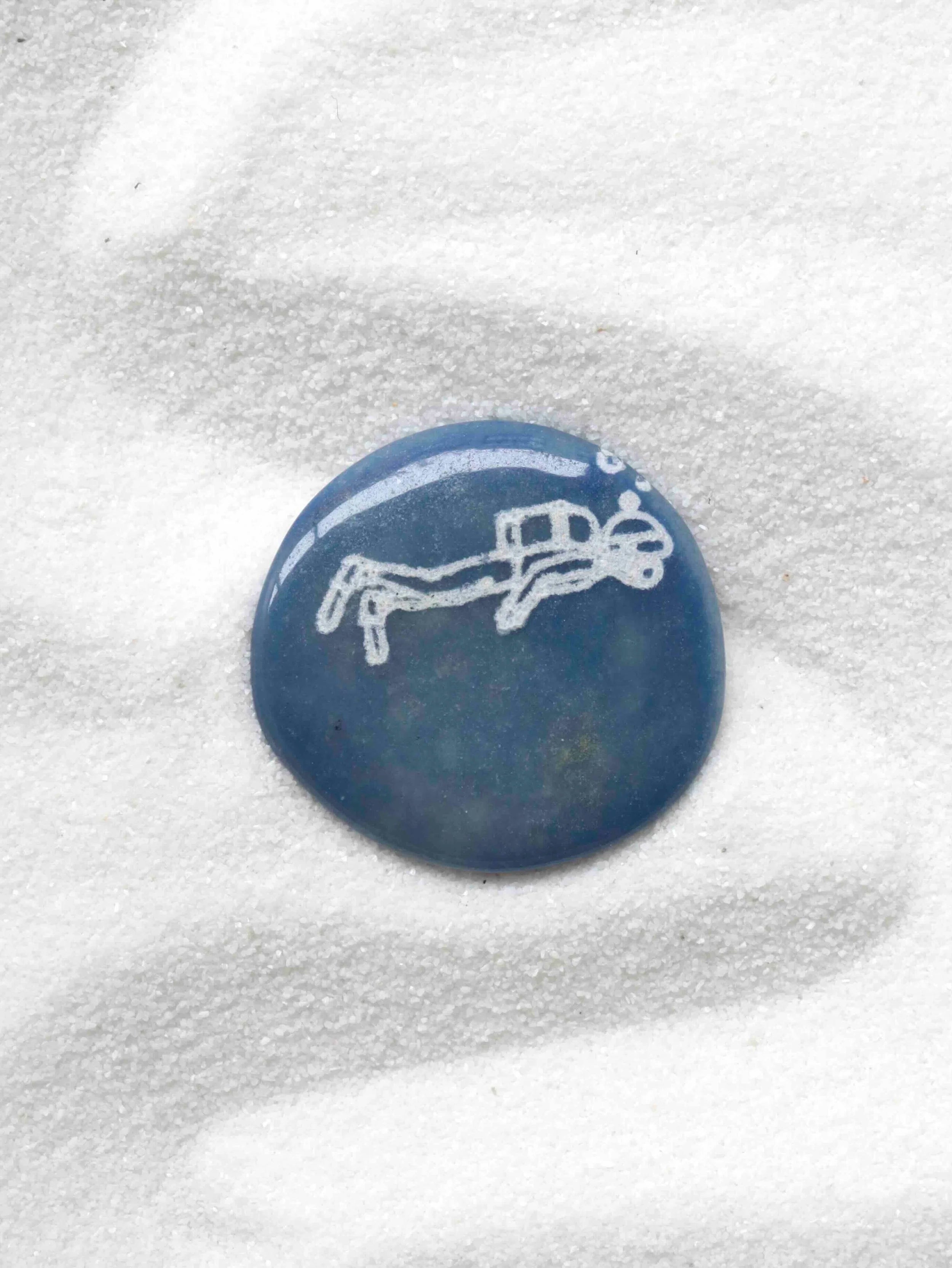 Aventurine bleue gravee plongeur | Pierre pour se jeter a l'eau | SOLYA | Pierres ethiques et naturelles en Belgique | Bijoux, cristaux et mineraux 