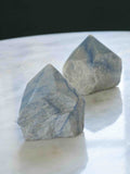Aventurine bleue semi-brute du Bresil - Pierre pour se jeter à l'eau - SOLYA - Bijoux, Cristaux et mineraux en Belgique - Boutique de pierres naturelles et ethiques