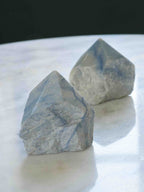 Aventurine bleue semi-brute du Bresil - Pierre pour se jeter à l'eau - SOLYA - Bijoux, Cristaux et mineraux en Belgique - Boutique de pierres naturelles et ethiques