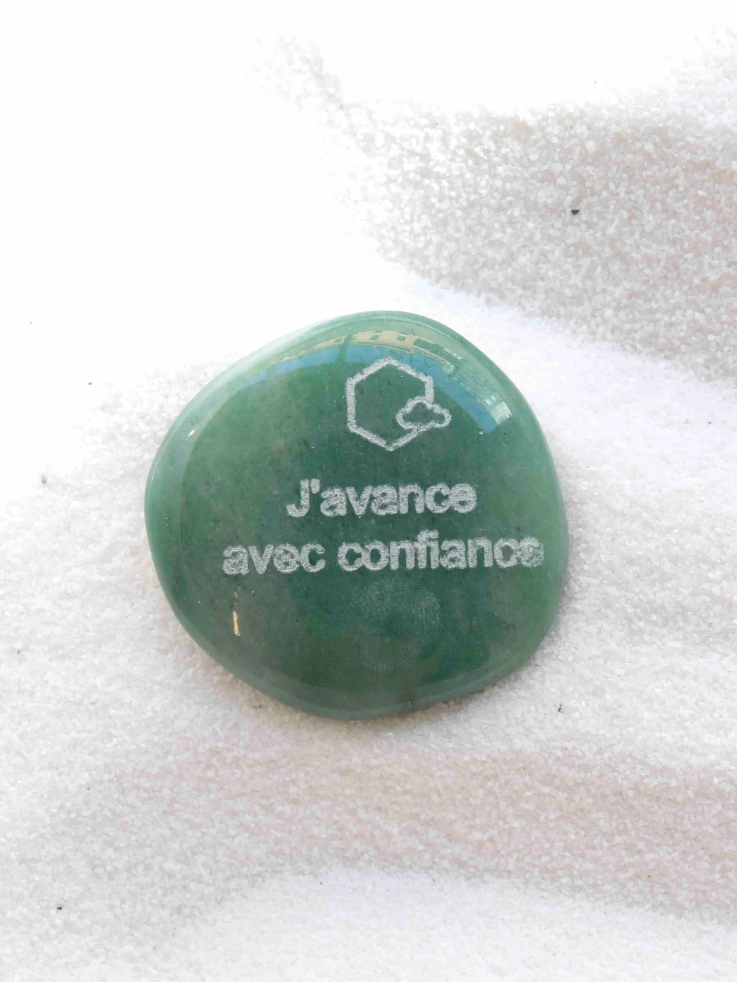 Aventurine gravee | Pierre pour avancer avec confiance | SOLYA | Bijoux, cristaux, pierres & minéraux | Pierres éthiques et naturelles en Belgique
