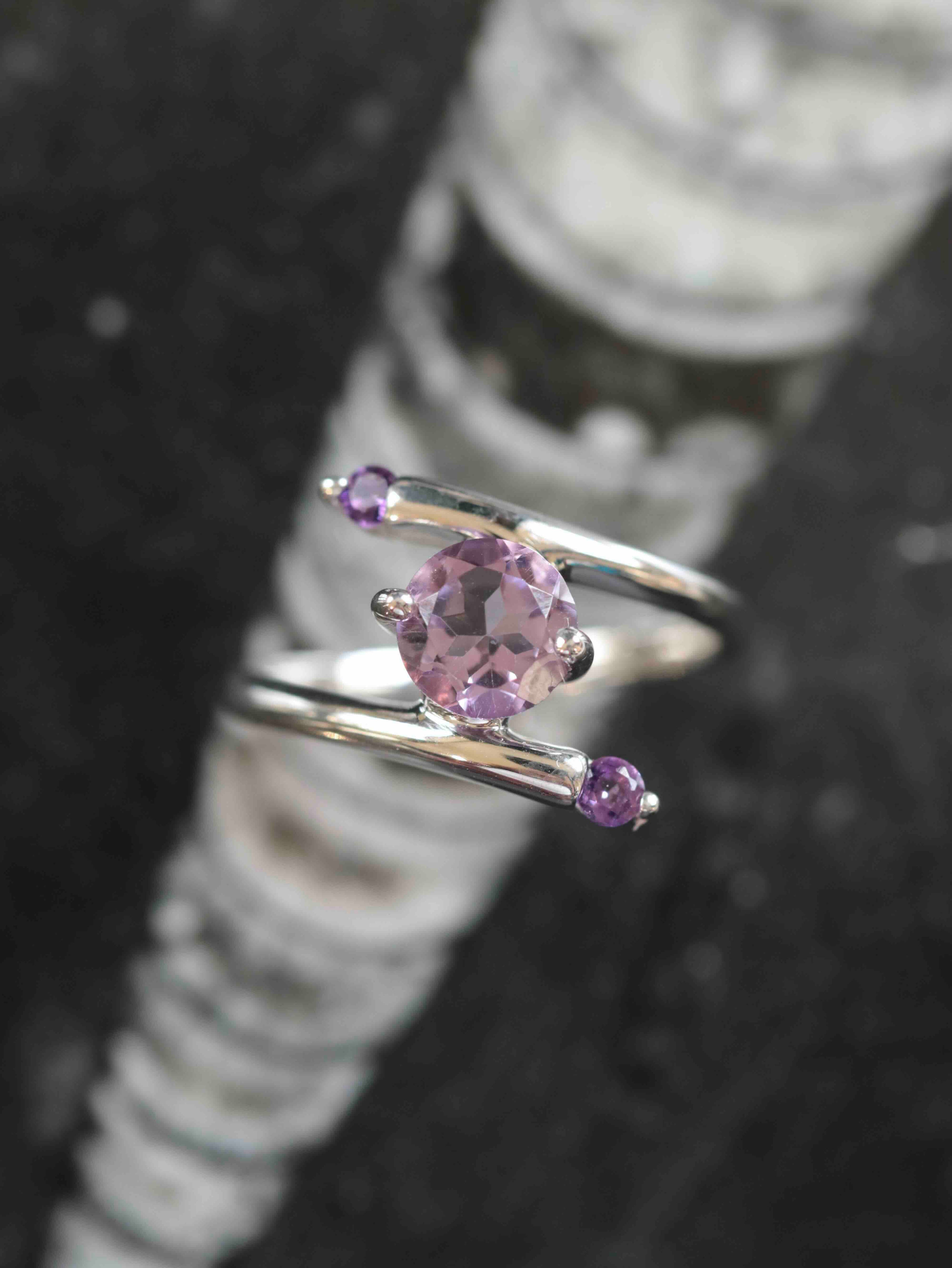 Bague Améthyste & Argent 925 | Pierre pour se détendre & se reconnecter  | SOLYA | Bijoux, pierres, cristaux & minéraux en Belgique | Ethique et naturelles