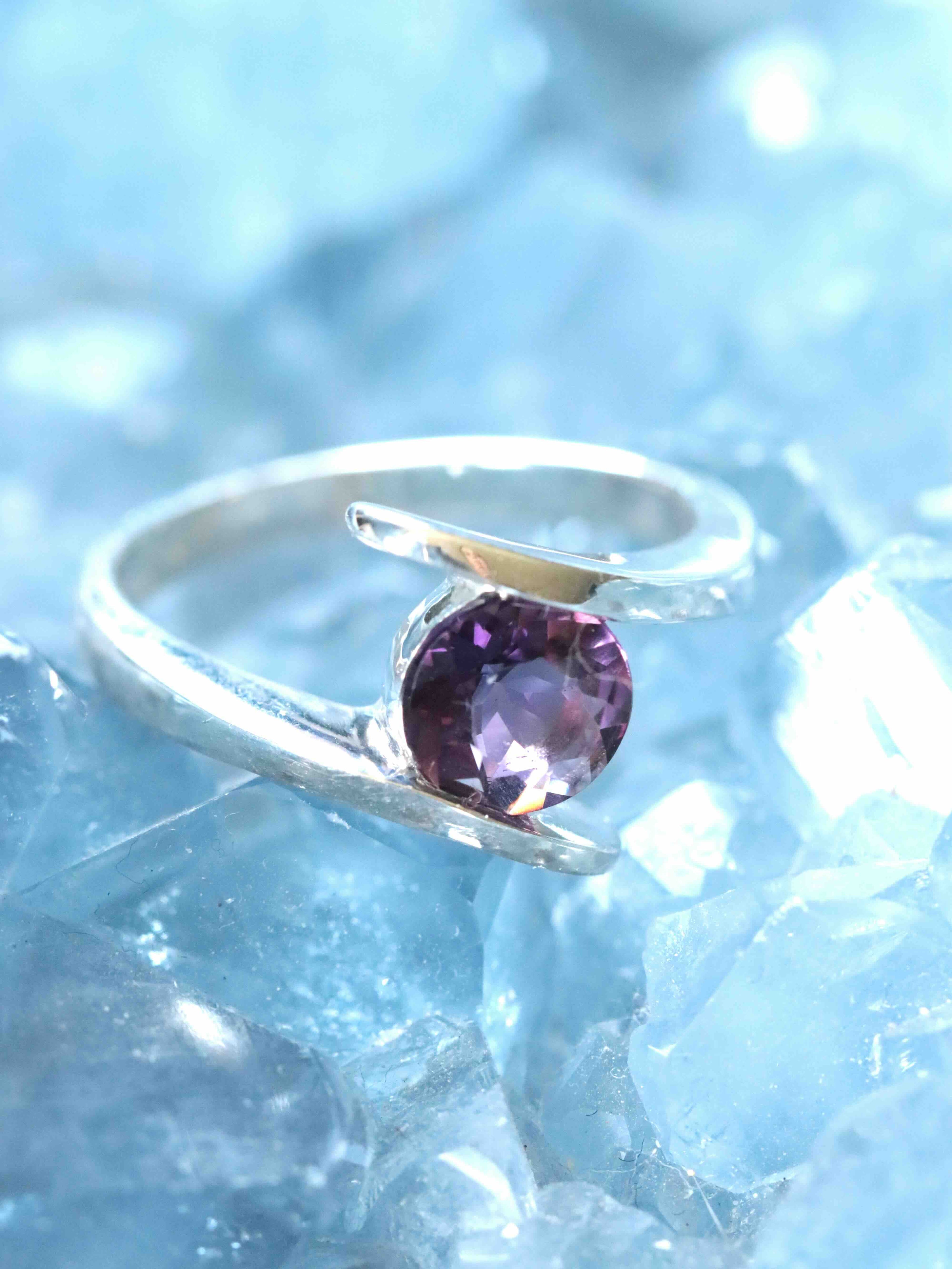 Bague Améthyste & Argent 925 - Pierre pour se détendre & se reconnecter - SOLYA - Bijoux, Cristaux et mineraux en Belgique - Boutique de pierres naturelles et ethiques