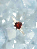Bague Grenat rouge du Brésil éthique & Argent 925 - Pierre pour la force & la joie - SOLYA - Bijoux, Cristaux et mineraux en Belgique - Boutique de pierres naturelles et ethiques