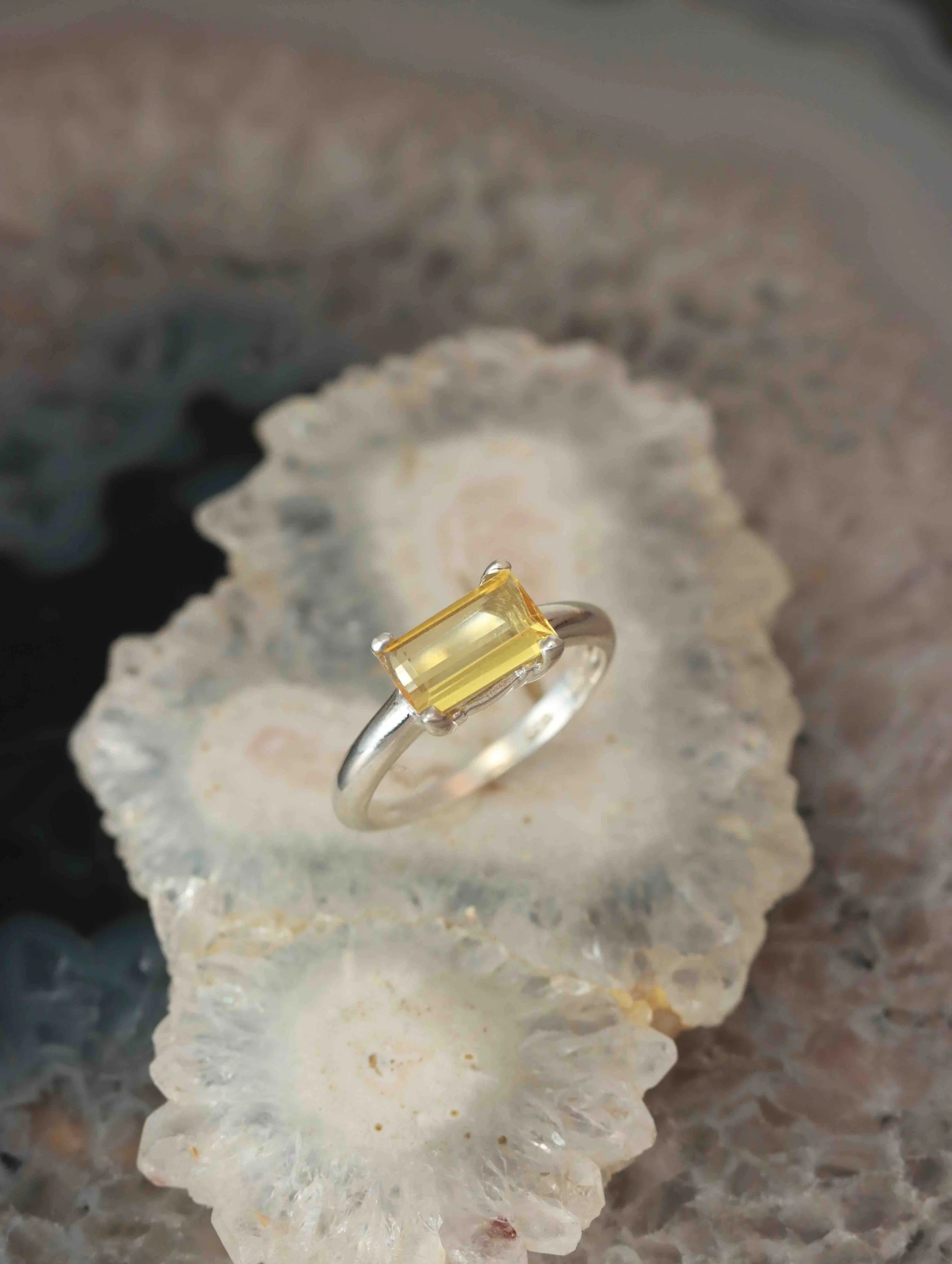 Bague Heliodore & Argent 925 | Pierre pour l'epanouissement solaire | SOLYA | Bijoux, cristaux & minéraux en Belgique | Eshop de pierres ethiques & naturelles | Sélectionnees par une gemmologue