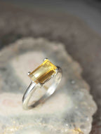 Bague Heliodore & Argent 925 | Pierre pour l'epanouissement solaire | SOLYA | Bijoux, cristaux & minéraux en Belgique | Eshop de pierres ethiques & naturelles | Sélectionnees par une gemmologue