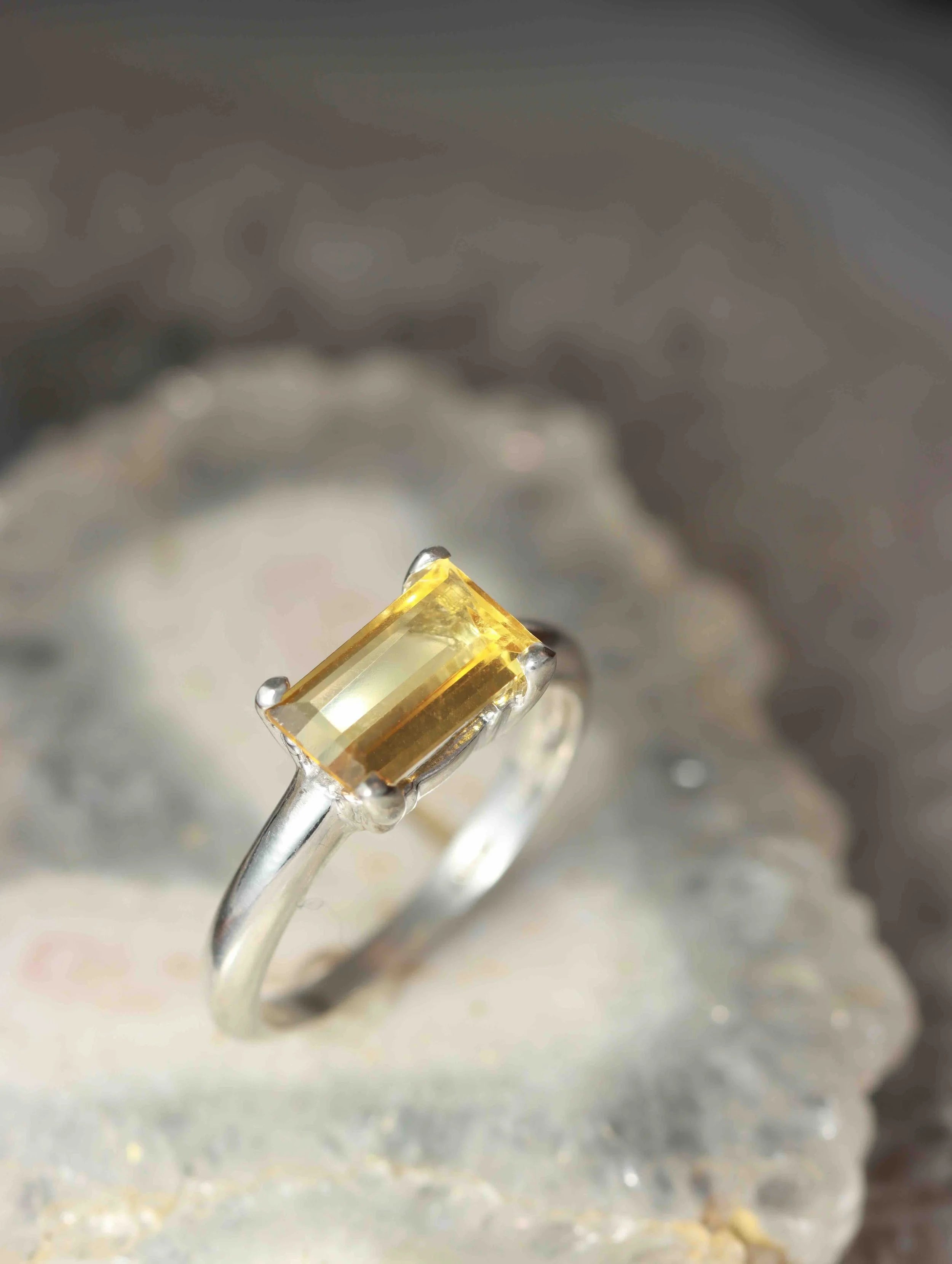 Bague Heliodore & Argent 925 | Pierre pour l'epanouissement solaire | SOLYA | Bijoux, cristaux & minéraux en Belgique | Eshop de pierres ethiques & naturelles | Sélectionnees par une gemmologue