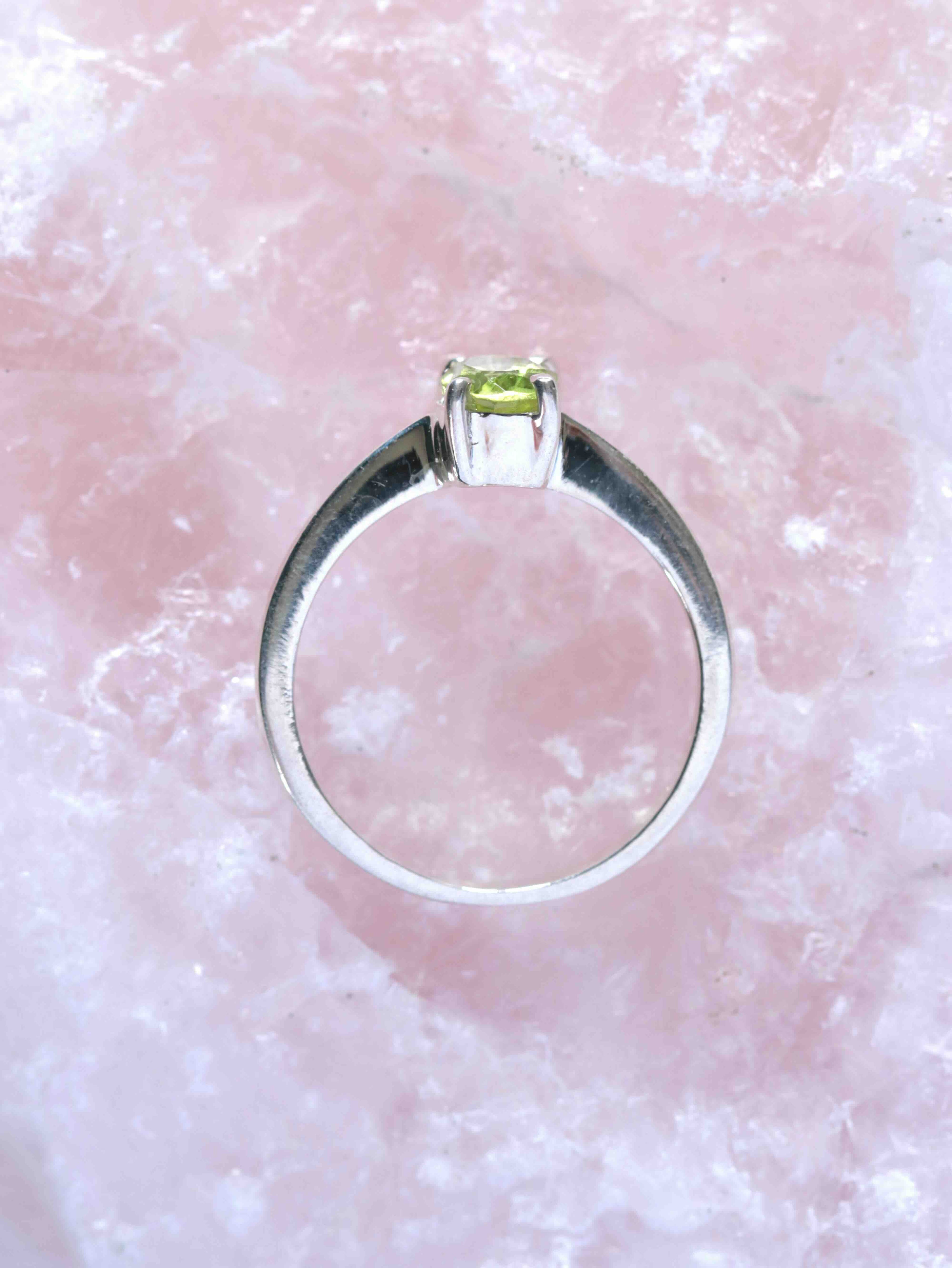 Bague Péridot & Argent 925 - Pierre pour la réduction du stress - SOLYA - Bijoux, Cristaux et mineraux en Belgique - Boutique de pierres naturelles et ethiques