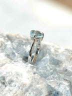 Bague en Topaze bleue serti demi-clos & Argent 925 - Pierre pour retrouver l'inspiration - SOLYA - Eshop de lithothérapie - Magasin de pierres éthiques & naturelles en Belgique - Bijoux, cristaux & minéraux