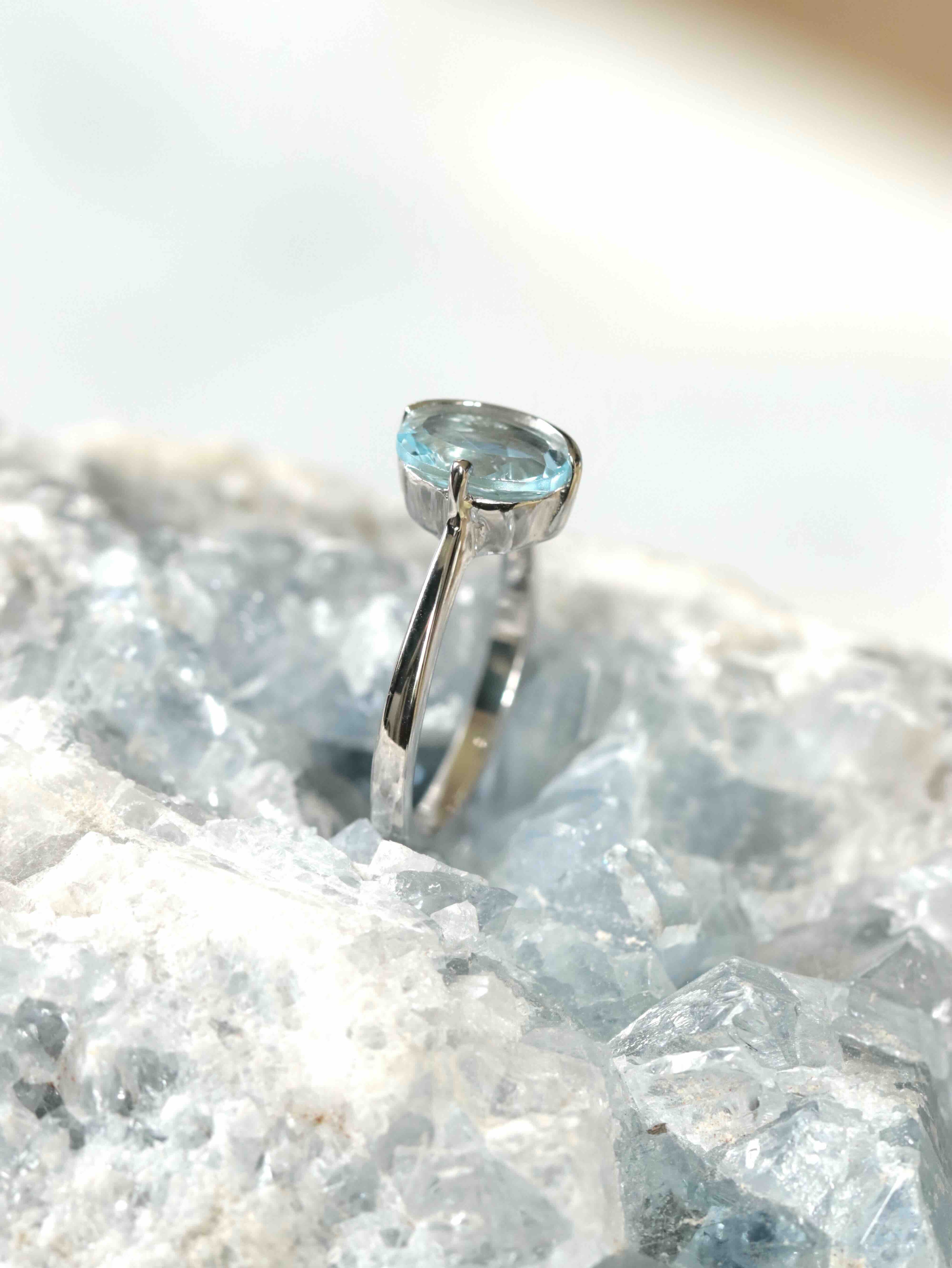 Bague en Topaze bleue serti demi-clos & Argent 925 - Pierre pour retrouver l'inspiration - SOLYA - Eshop de lithothérapie - Magasin de pierres éthiques & naturelles en Belgique - Bijoux, cristaux & minéraux