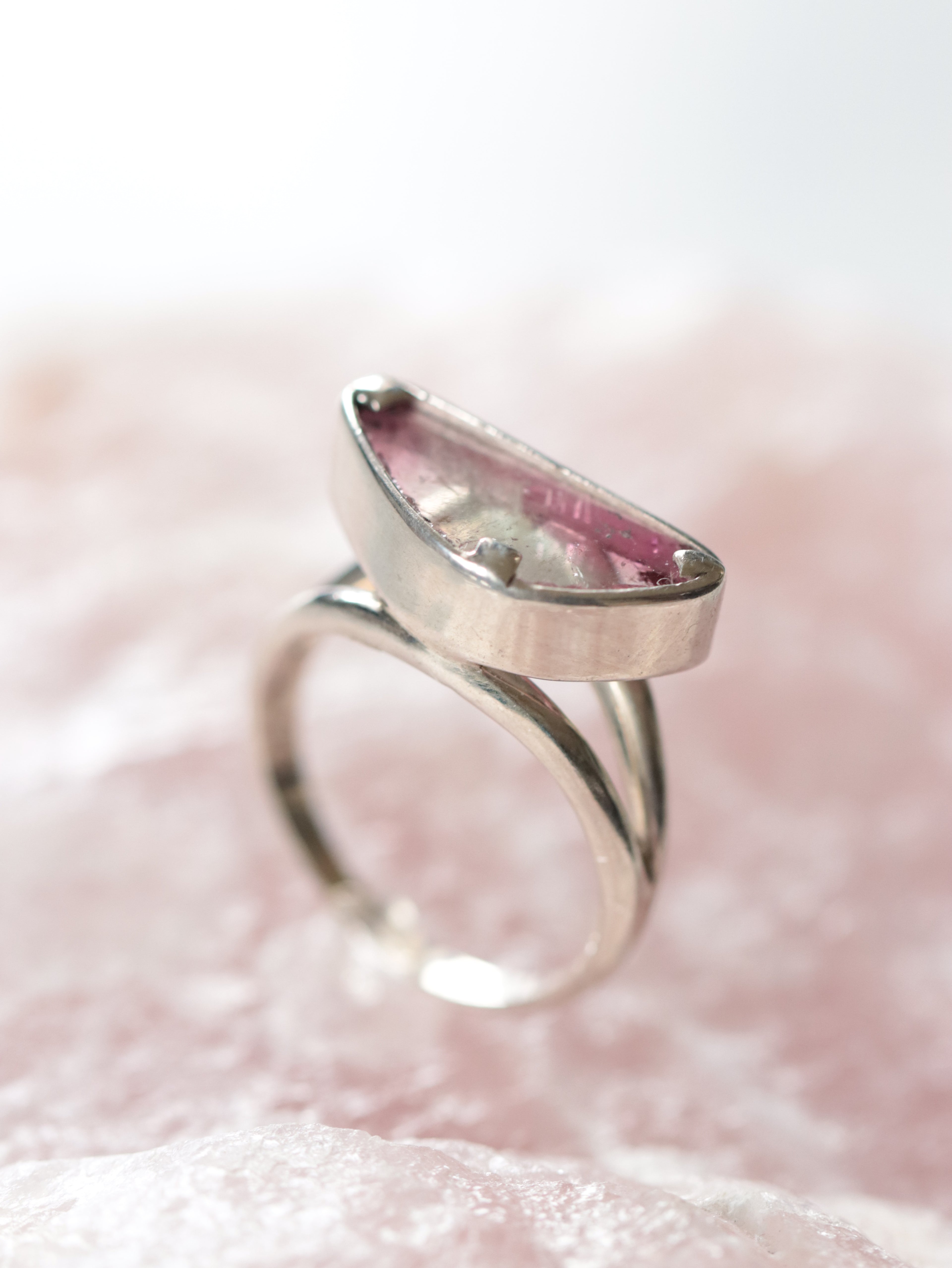 Bague Tourmaline multicolore triangle et Argent 925 | Pierre pour la confiance sereine et l'ouverture | SOLYA | Bijoux, Cristaux et mineraux en Belgique | Boutique de pierres naturelles et ethiques