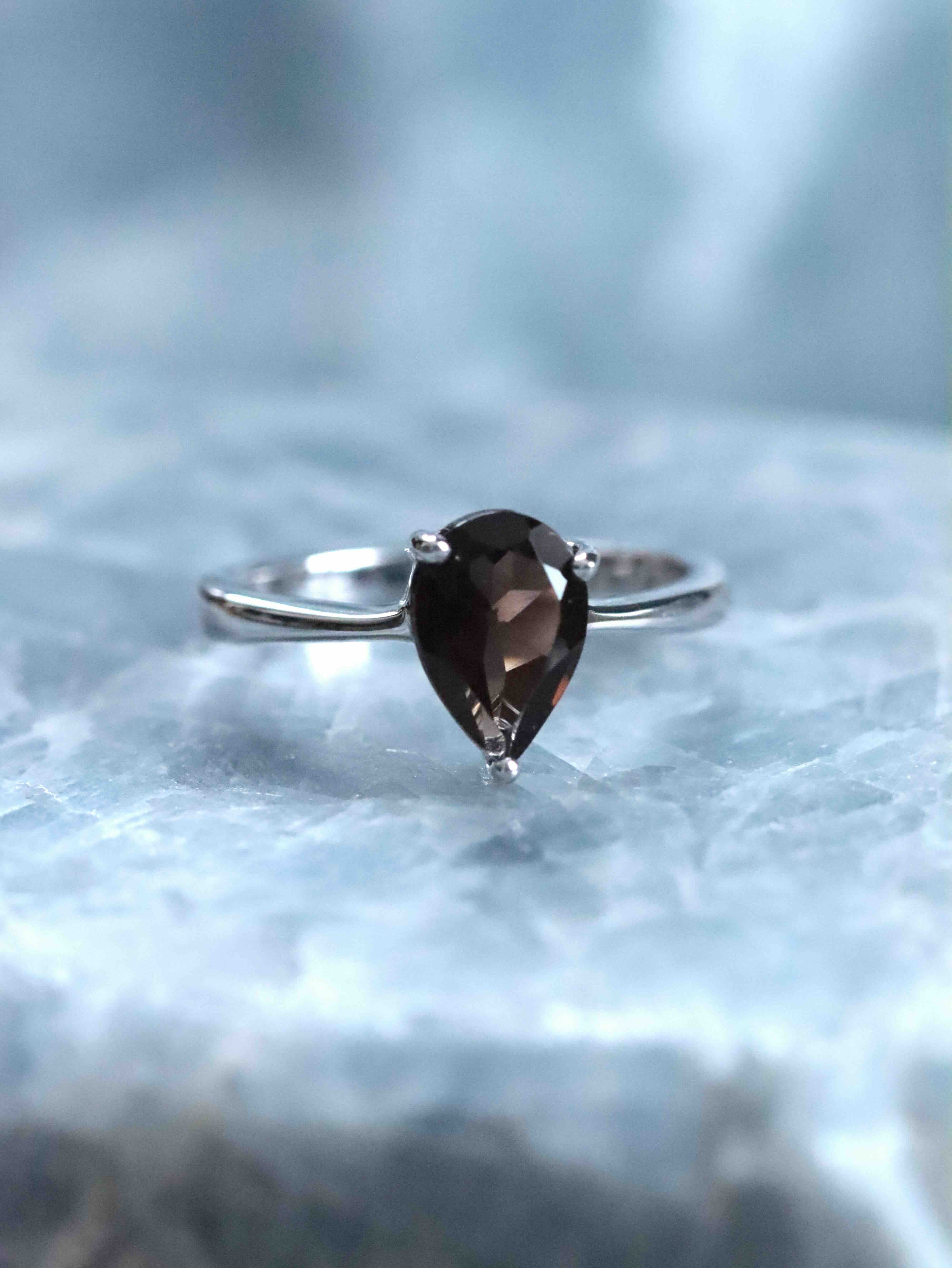 Bague en Quartzf ume et Argent925 - Pierre pour attenuer les emotions fortes et se recentrer - SOLYA - Eshop de lithotherapie -Magasin de pierres ethiques et naturelles en Belgique - Bijoux, cristaux et mineraux