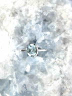 Bague en Topaze bleue serti demi-clos & Argent 925 - Pierre pour retrouver l'inspiration - SOLYA - Eshop de lithothérapie - Magasin de pierres éthiques & naturelles en Belgique - Bijoux, cristaux & minéraux