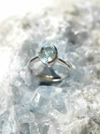 Bague en Topaze bleue serti demi-clos & Argent 925 - Pierre pour retrouver l'inspiration - SOLYA - Eshop de lithothérapie - Magasin de pierres éthiques & naturelles en Belgique - Bijoux, cristaux & minéraux