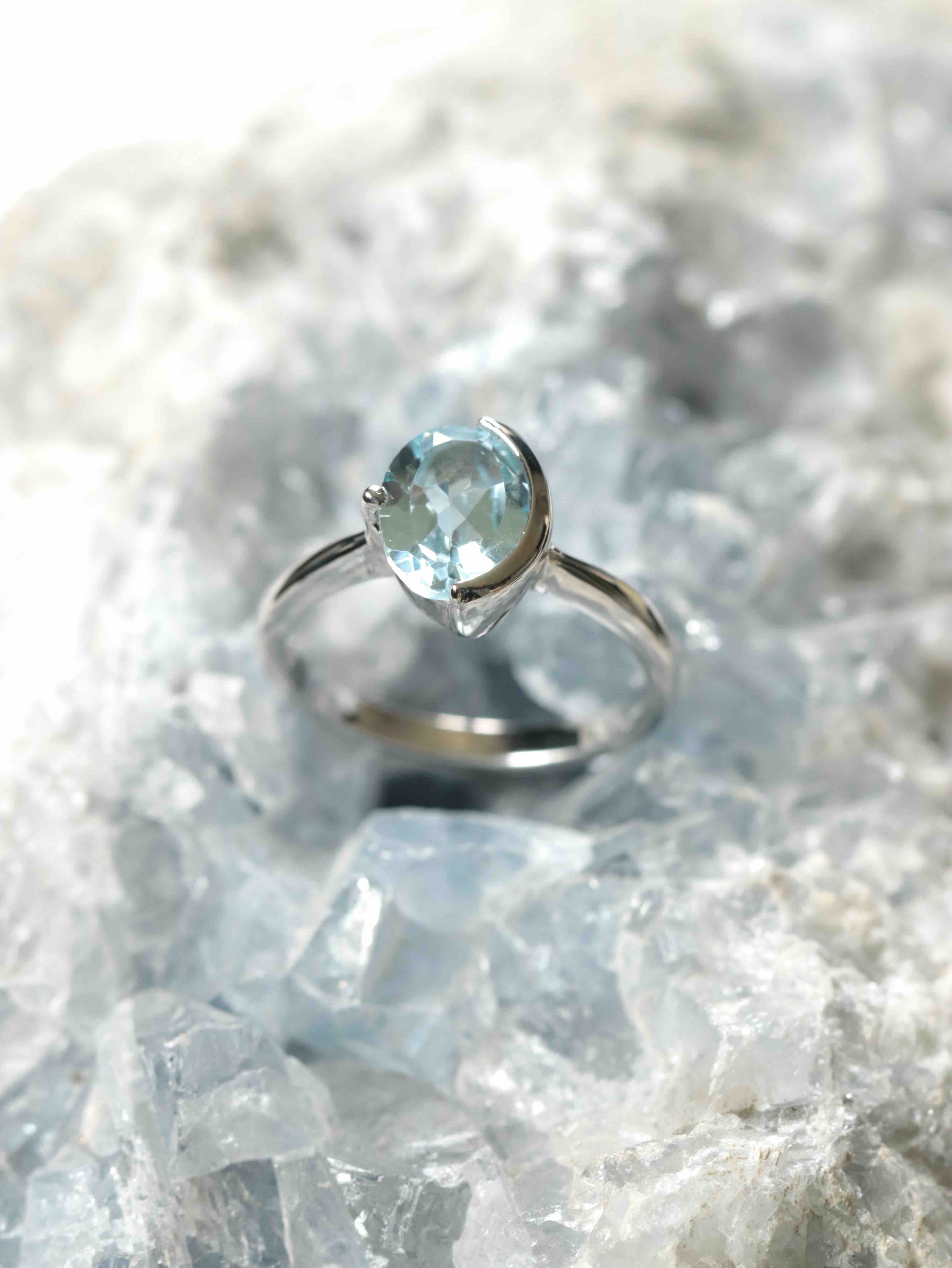 Bague en Topaze bleue serti demi-clos & Argent 925 - Pierre pour retrouver l'inspiration - SOLYA - Eshop de lithothérapie - Magasin de pierres éthiques & naturelles en Belgique - Bijoux, cristaux & minéraux