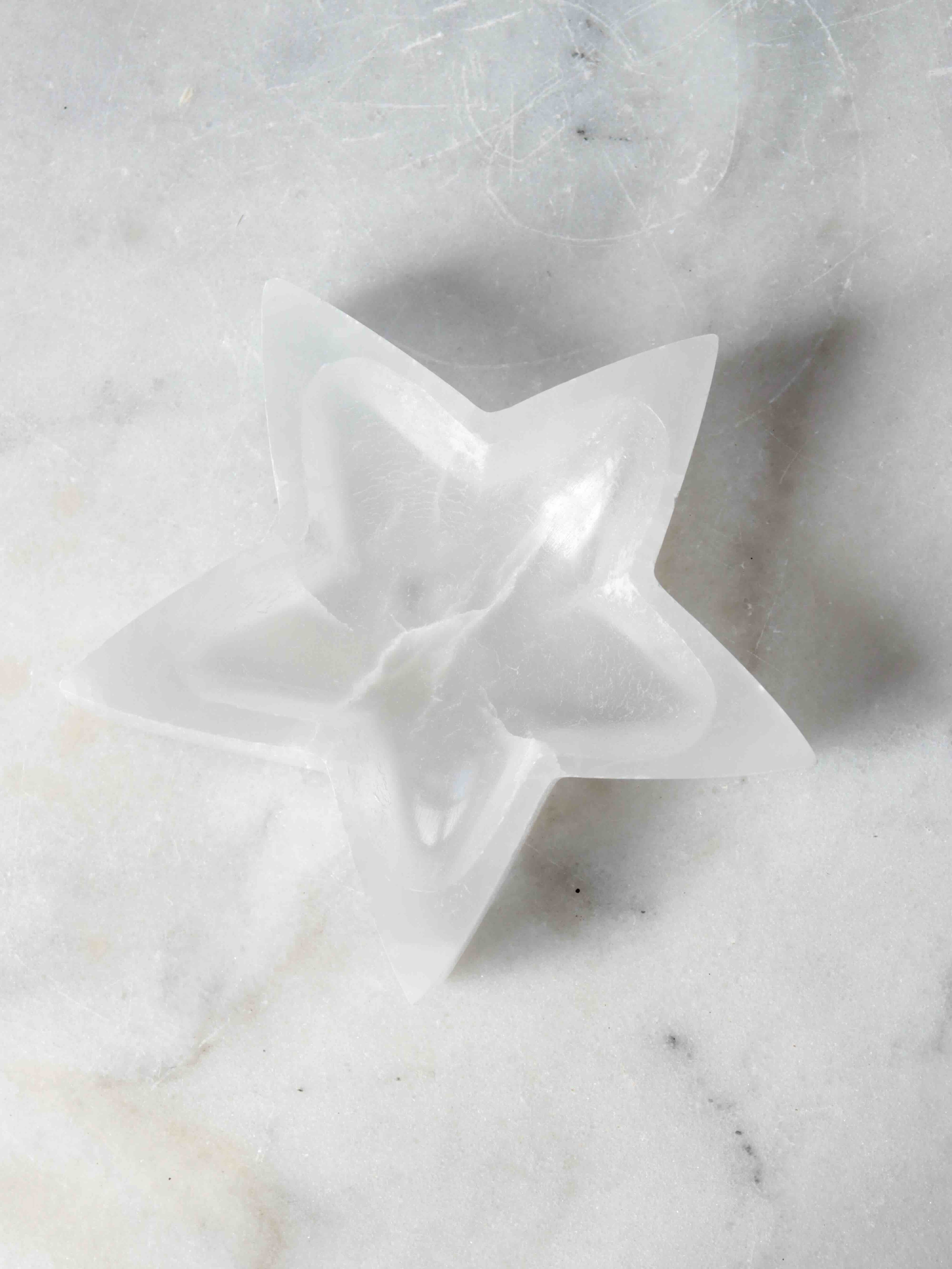 Coupelle étoile en sélénite blanche vue de dessus – pierre naturelle du Maroc sculptée à la main – SOLYA Belgique