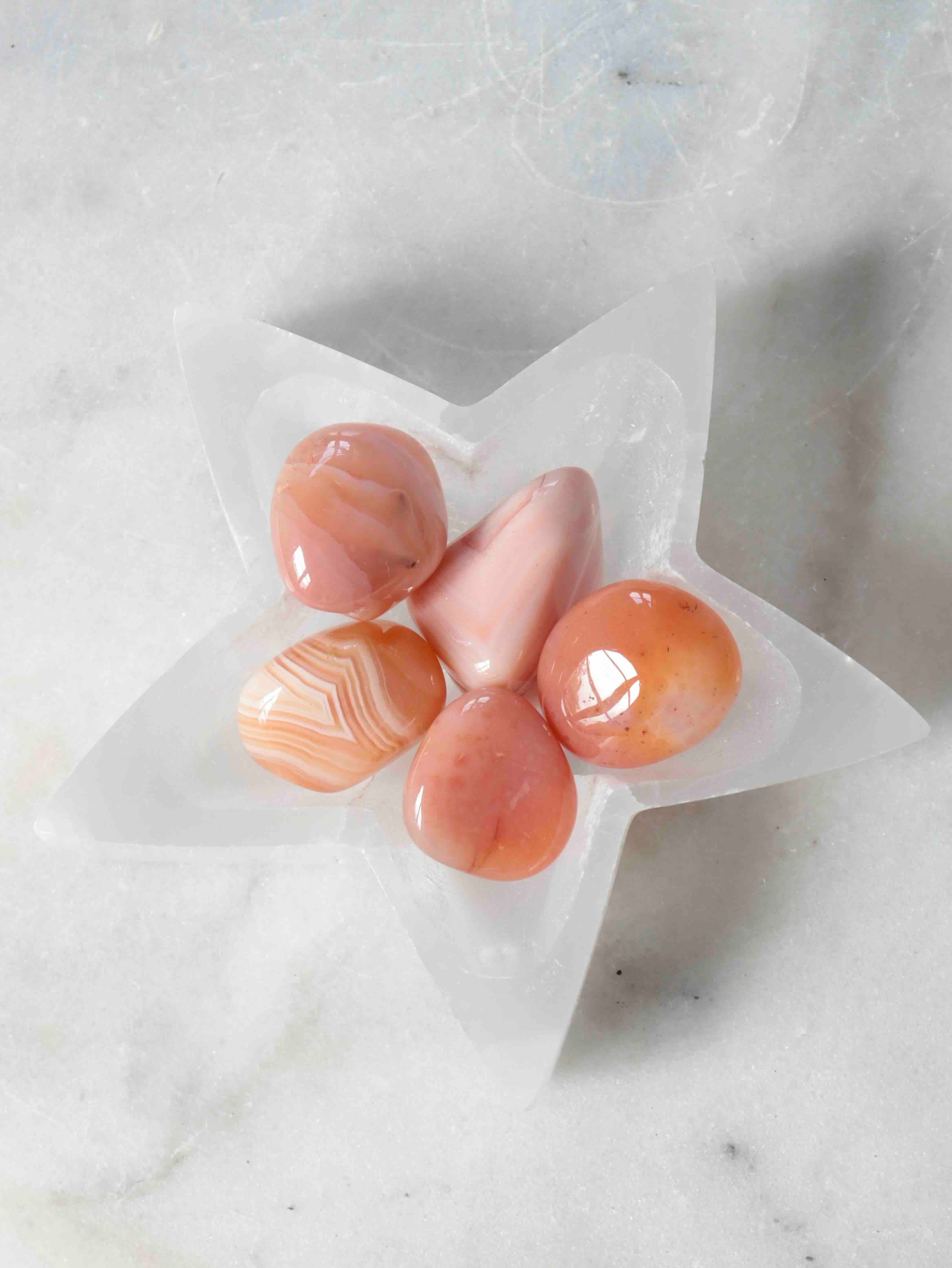 Coupelle étoile en sélénite vue de dessus avec pierres roulées – cornaline et agate orange – purification cristaux SOLYA Belgique