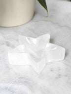 Coupelle étoile en sélénite du Maroc vue de profil – cristal blanc translucide pour purification et recharge – SOLYA