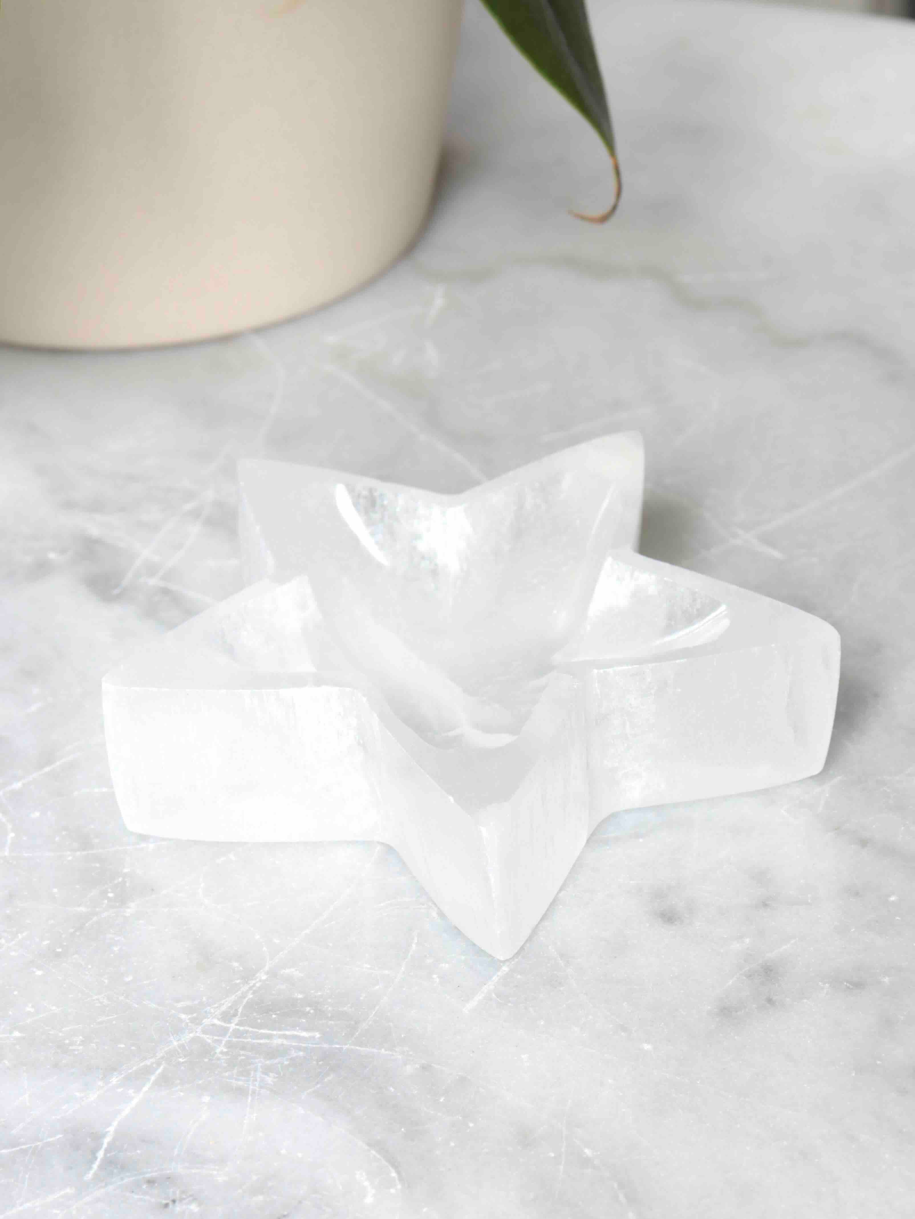 Coupelle étoile en sélénite du Maroc vue de profil – cristal blanc translucide pour purification et recharge – SOLYA