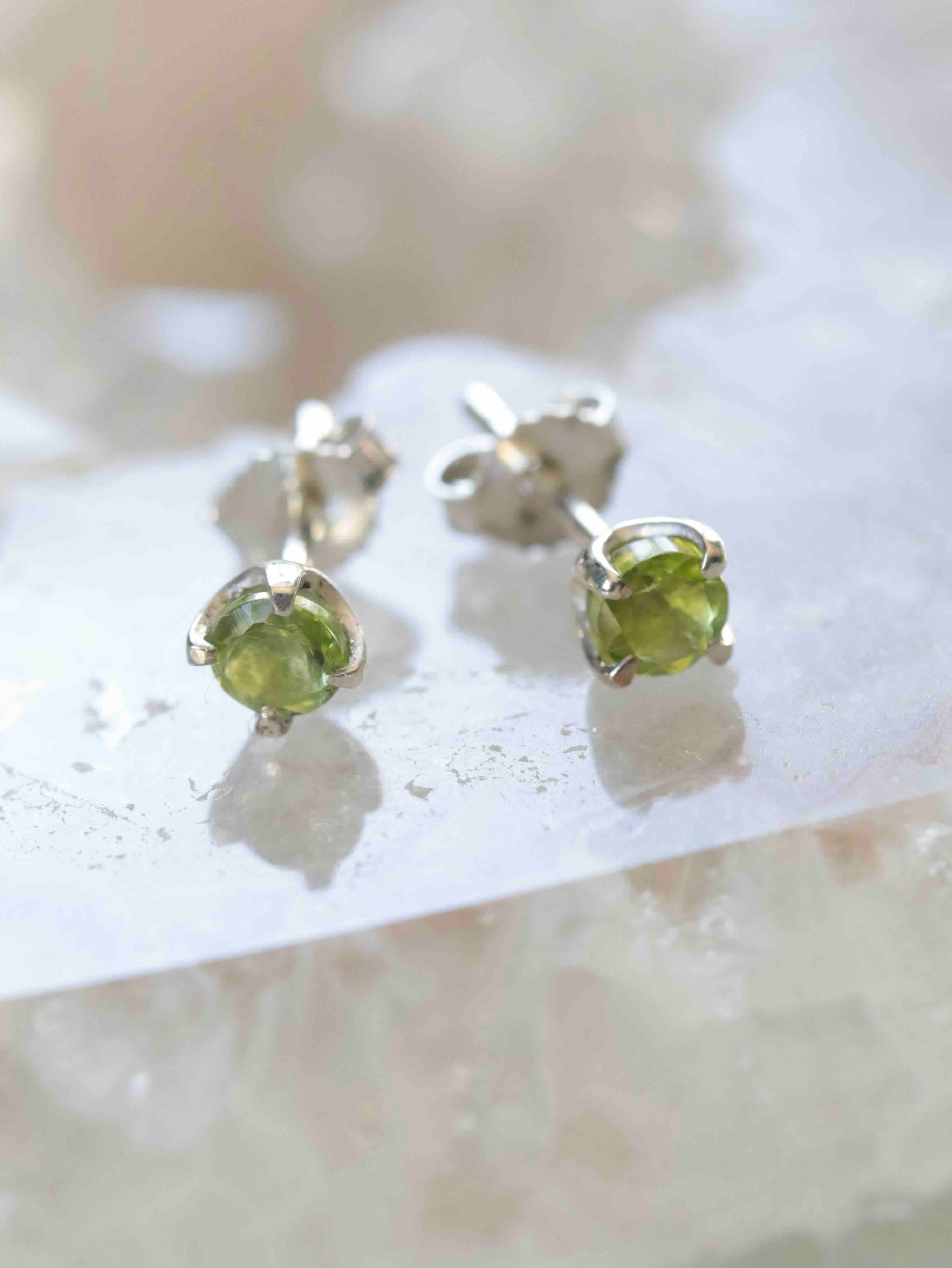 Boucles d'oreilles Péridot & Argent 925 - Pierre pour la réduction du stress - SOLYA - Bijoux, Cristaux et mineraux en Belgique - Boutique de pierres naturelles et ethiques