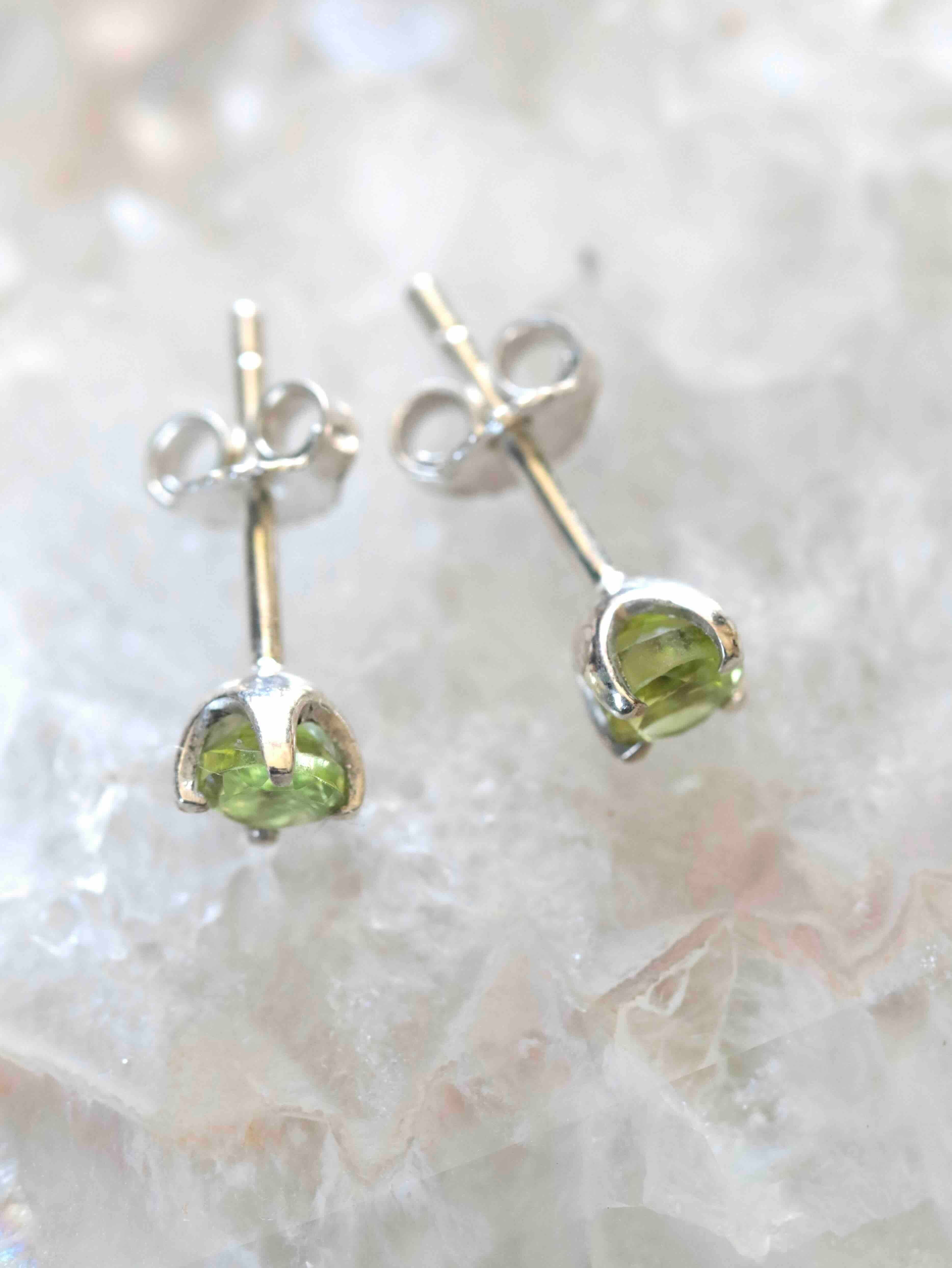 Boucles d'oreilles Péridot & Argent 925 - Pierre pour la réduction du stress - SOLYA - Bijoux, Cristaux et mineraux en Belgique - Boutique de pierres naturelles et ethiques
