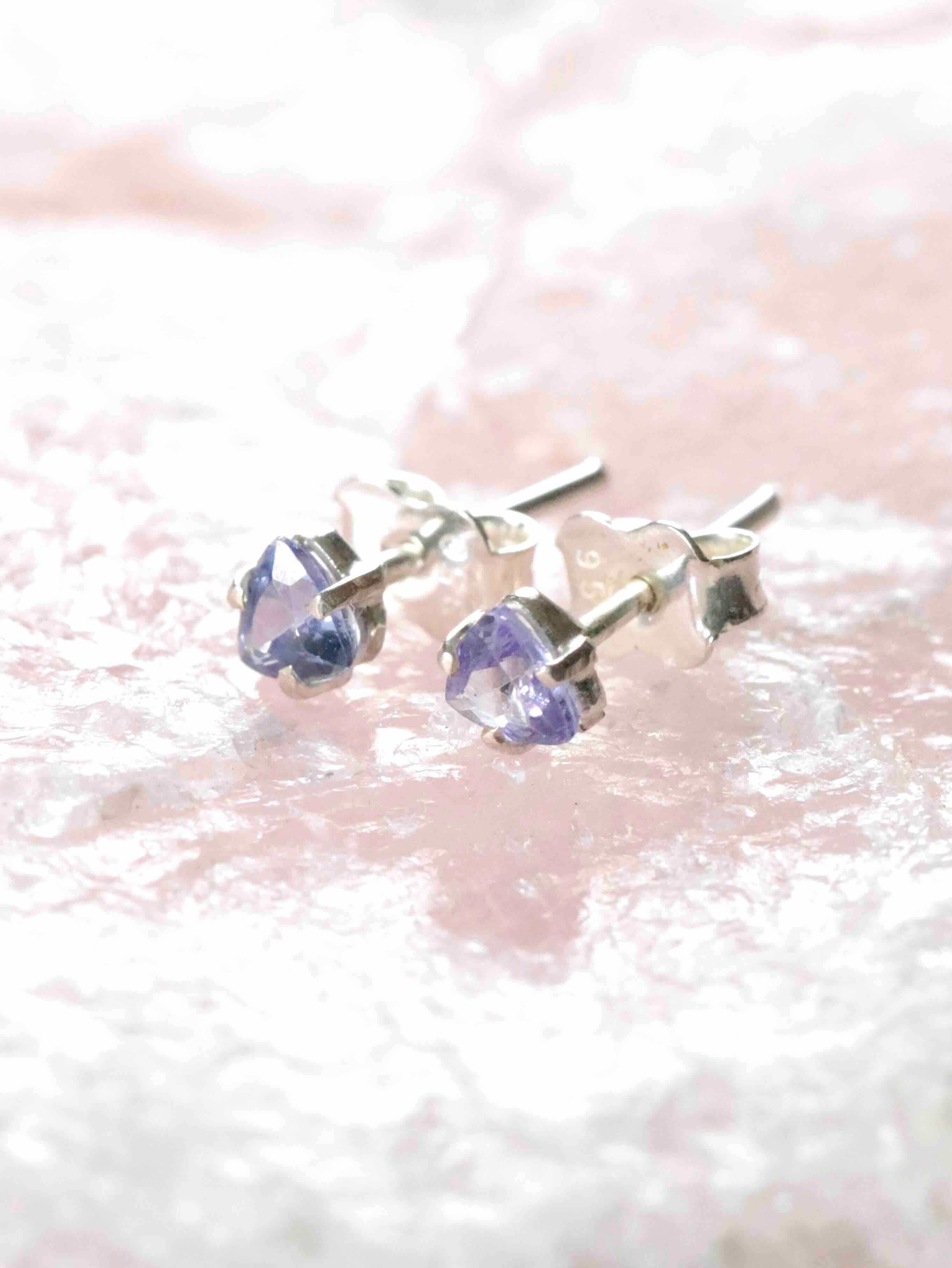 Boucles d'oreilles Tanzanite et Argent 925 | Pierre pour la creation et le potentiel | SOLYA | Bijoux, Cristaux et mineraux en Belgique | Boutique de pierres naturelles et ethiques