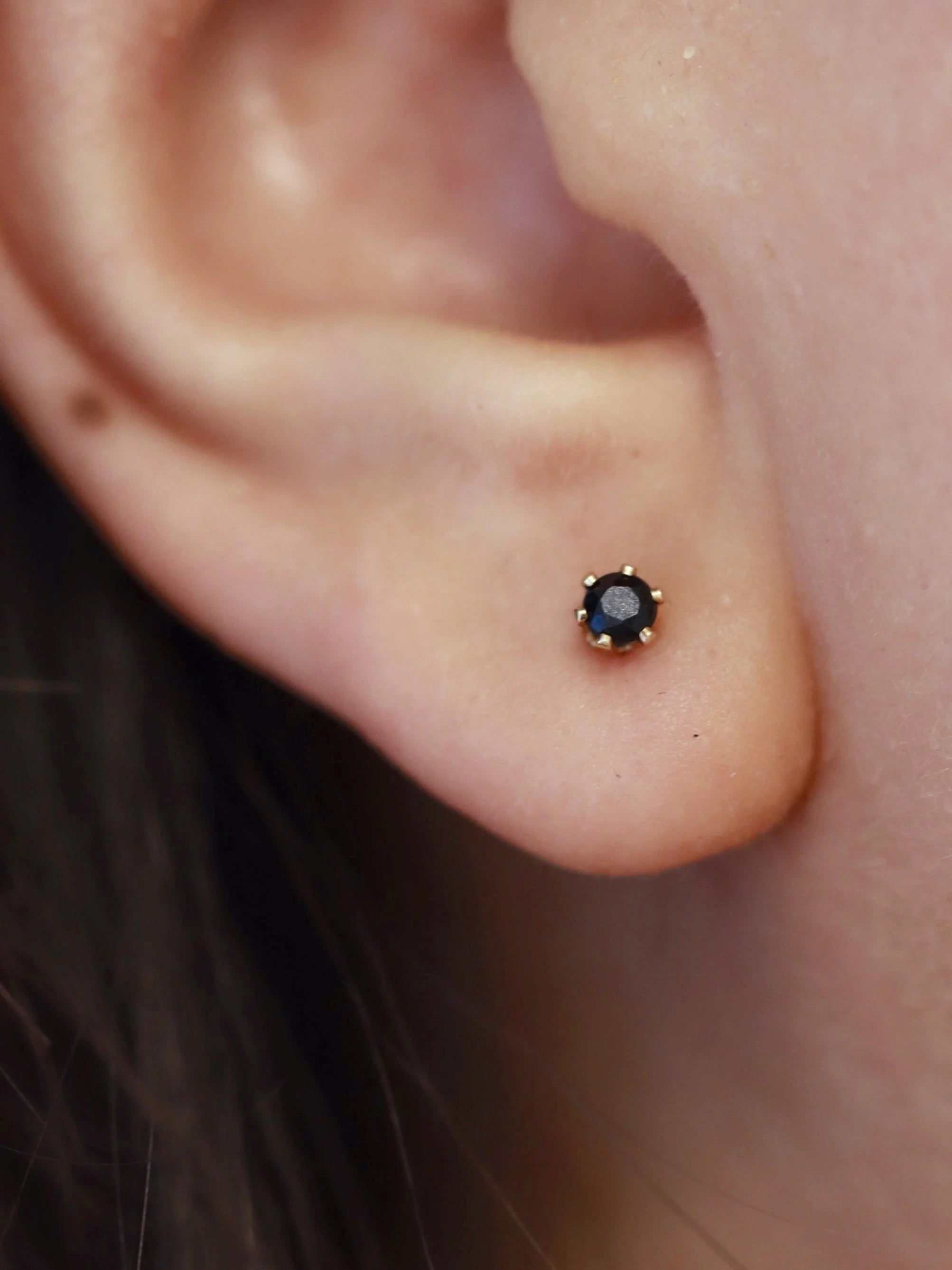 Clou d'oreille en Gold-Filled & Spinelle noir | Retrouver sa puissance