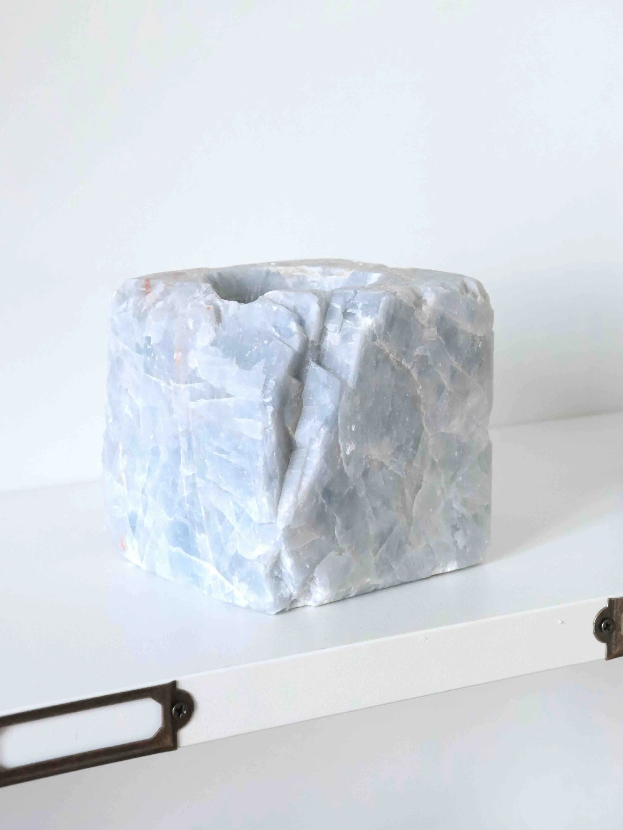 Bougeoir Calcite bleue | Pierre pour s'apaiser et se relaxer | SOLYA | Bijoux, pierres, cristaux & minéraux en Belgique | Ethique et naturelles