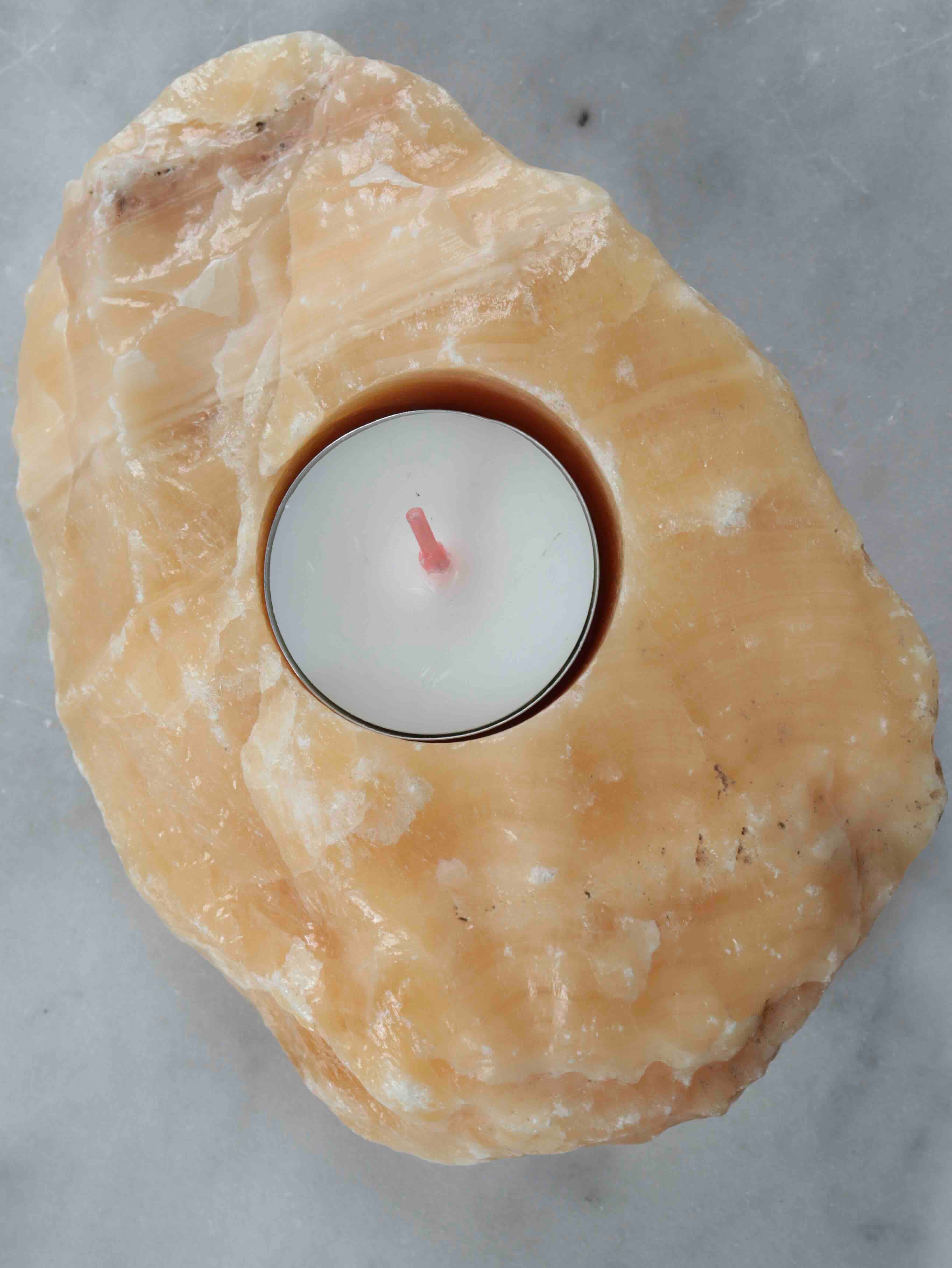 Bougeoir en calcite orange vue de dessus – cavité naturelle sculptée à la main – pierre de positivisme SOLYA