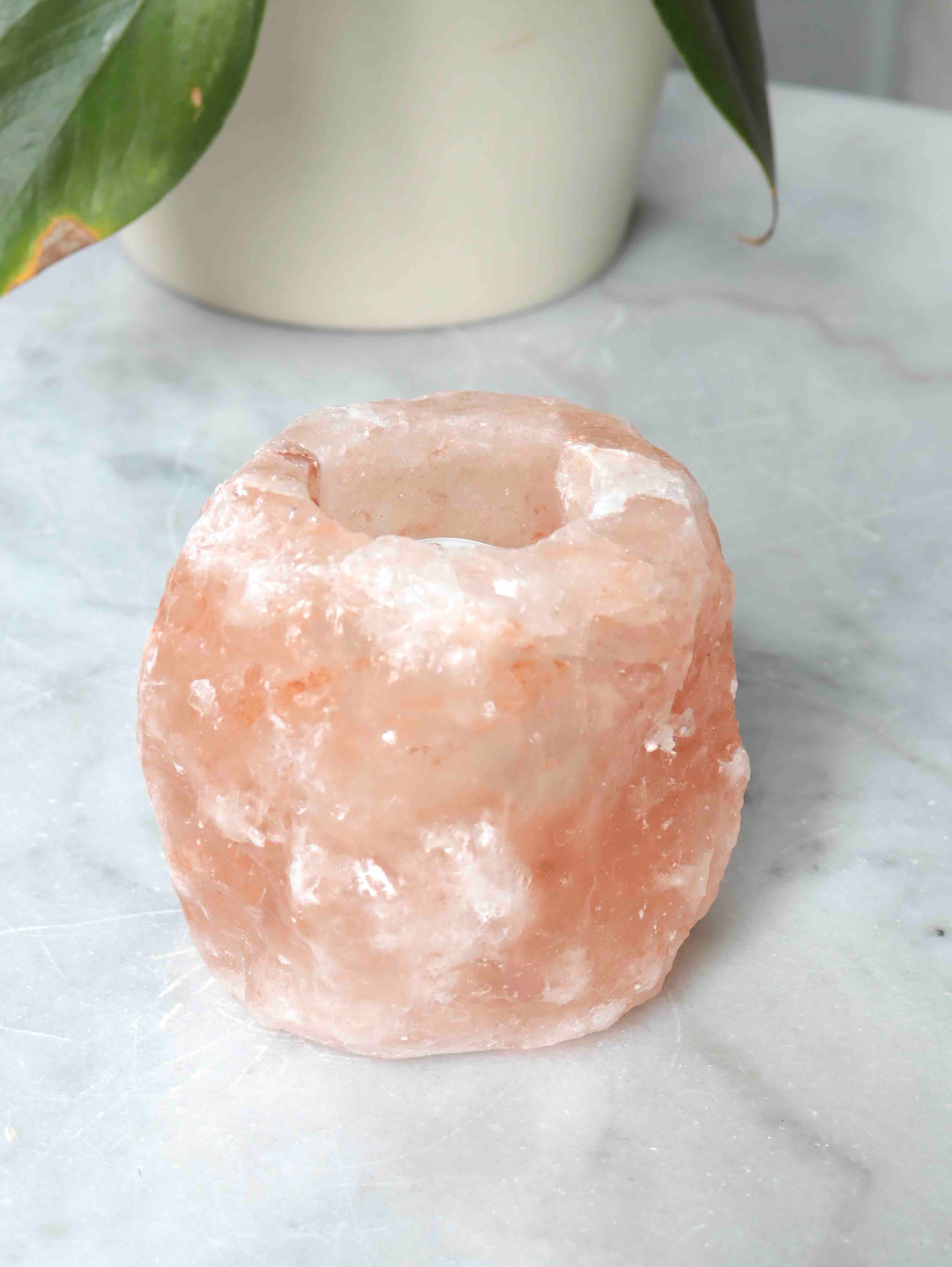 Bougeoir en halite brute rose vue de côté – sel gemme naturel non poli pour voyager plus léger – SOLYA Belgique