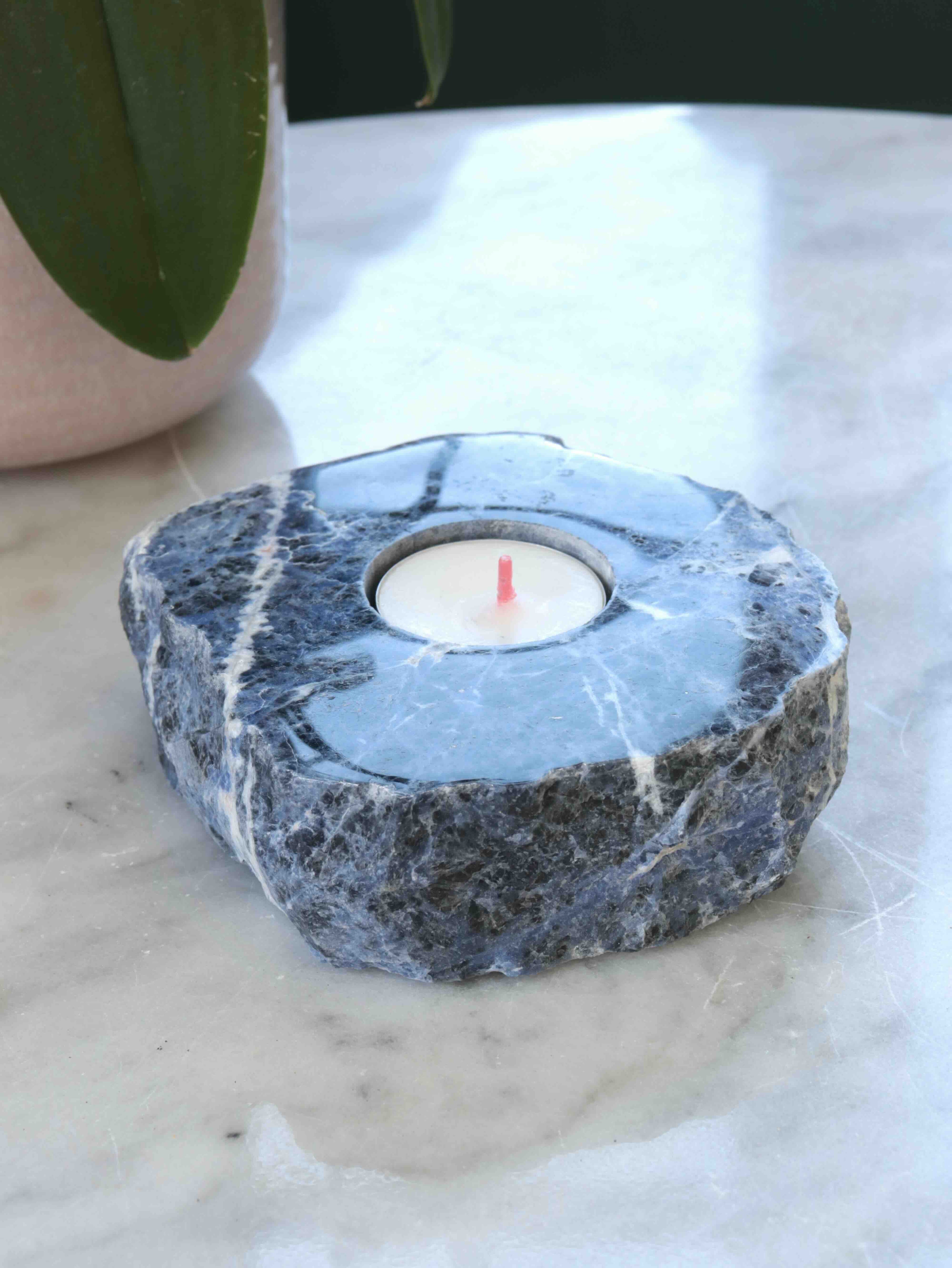 Bougeoir Sodalite du Brésil - Pierre pour clarifier ses pensées - Boutique de bijoux, cristaux et mineraux en Belgique