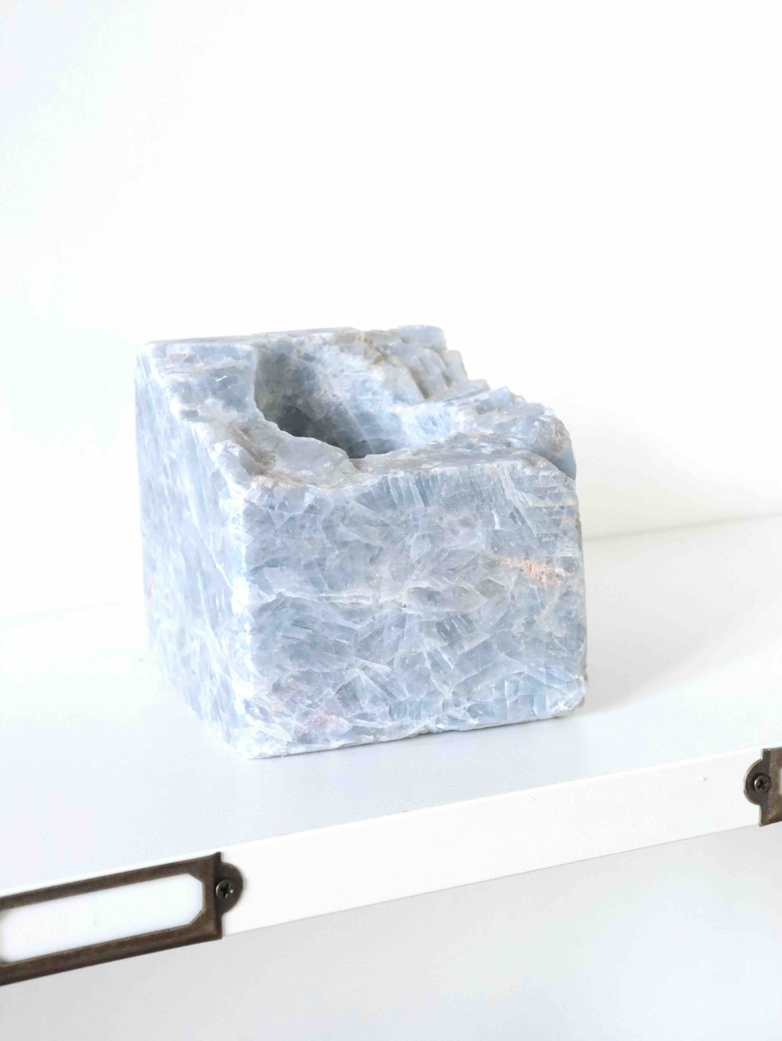 Bougeoir en Calcite bleue | Pierre pour s'apaiser et se relaxer | SOLYA | Bijoux, pierres, cristaux & minéraux en Belgique | Ethique et naturelles