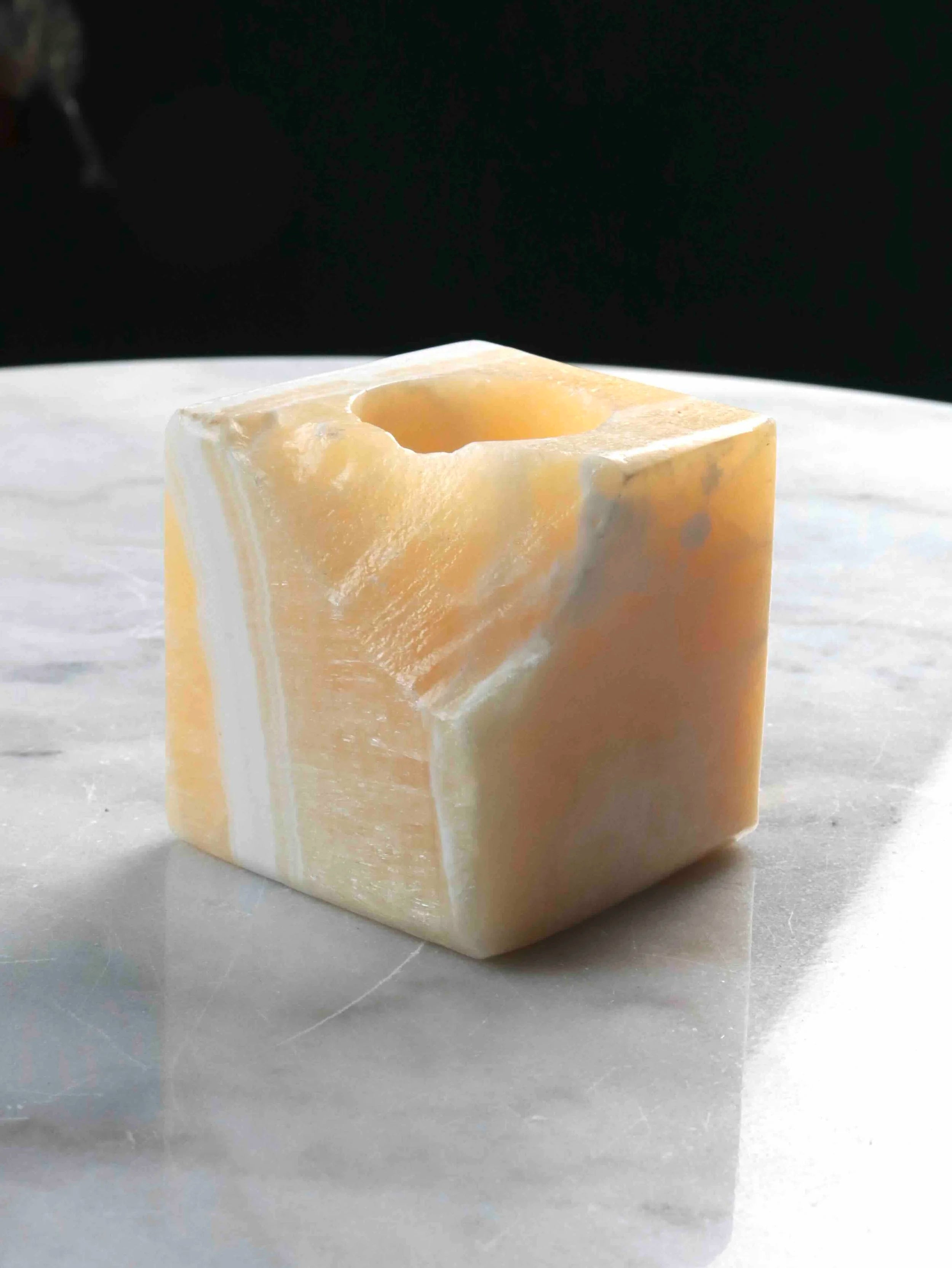 Bougeoir en Calcite jaune | Pierre pour le peps et la bonne humeur | SOLYA | Bijoux, cristaux & minéraux en Belgique | Eshop de pierres ethiques & naturelles | Sélectionnees par une gemmologue