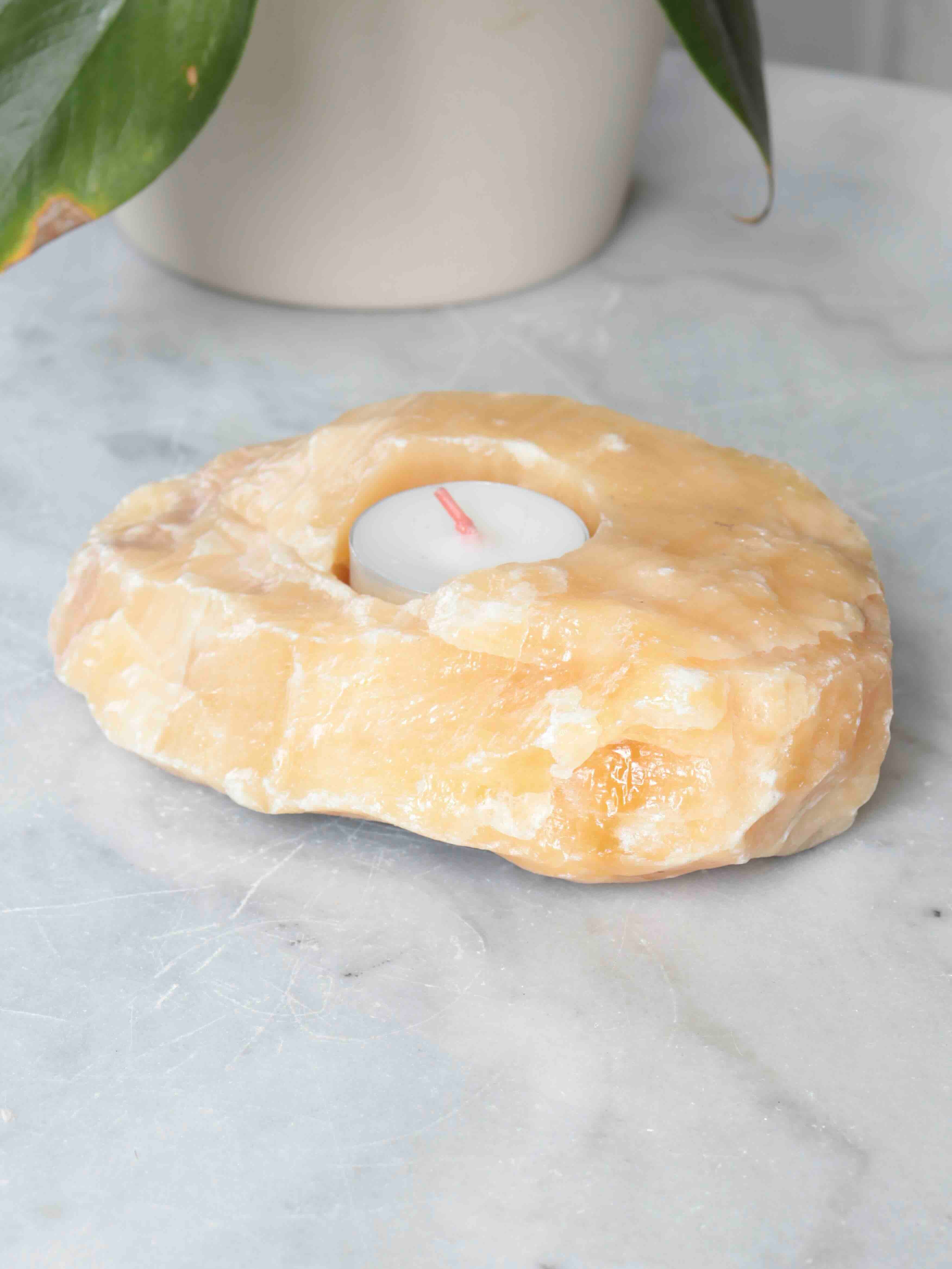 Bougeoir en calcite orange brute avec bougie chauffe-plat – pierre naturelle pour le positivisme et l'abondance – SOLYA Belgique