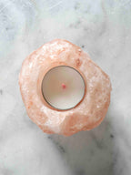 Bougeoir en halite brute vue de dessus – cavité naturelle avec bougie chauffe-plat – pierre de sel éthique SOLYA