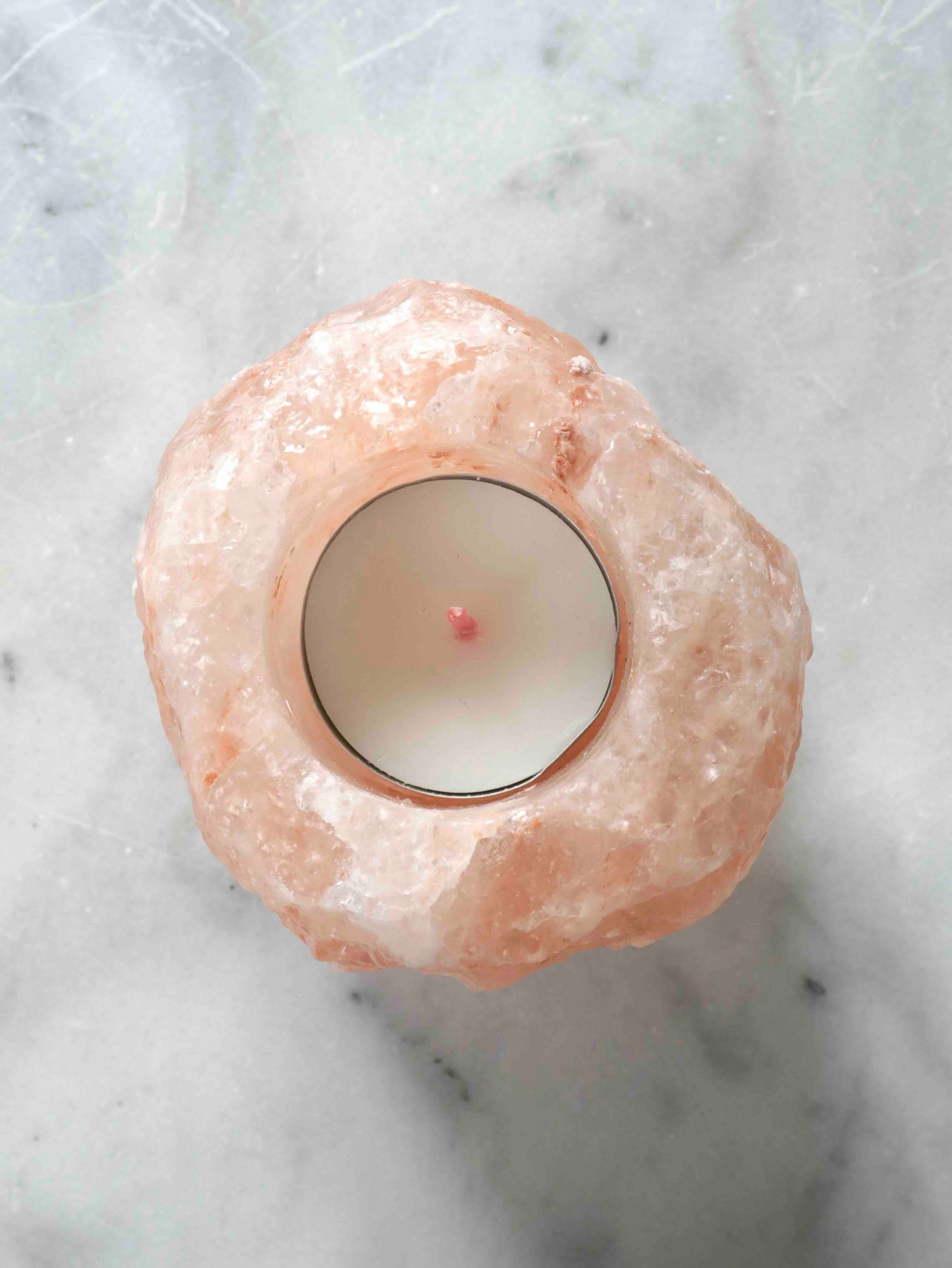 Bougeoir en halite brute vue de dessus – cavité naturelle avec bougie chauffe-plat – pierre de sel éthique SOLYA