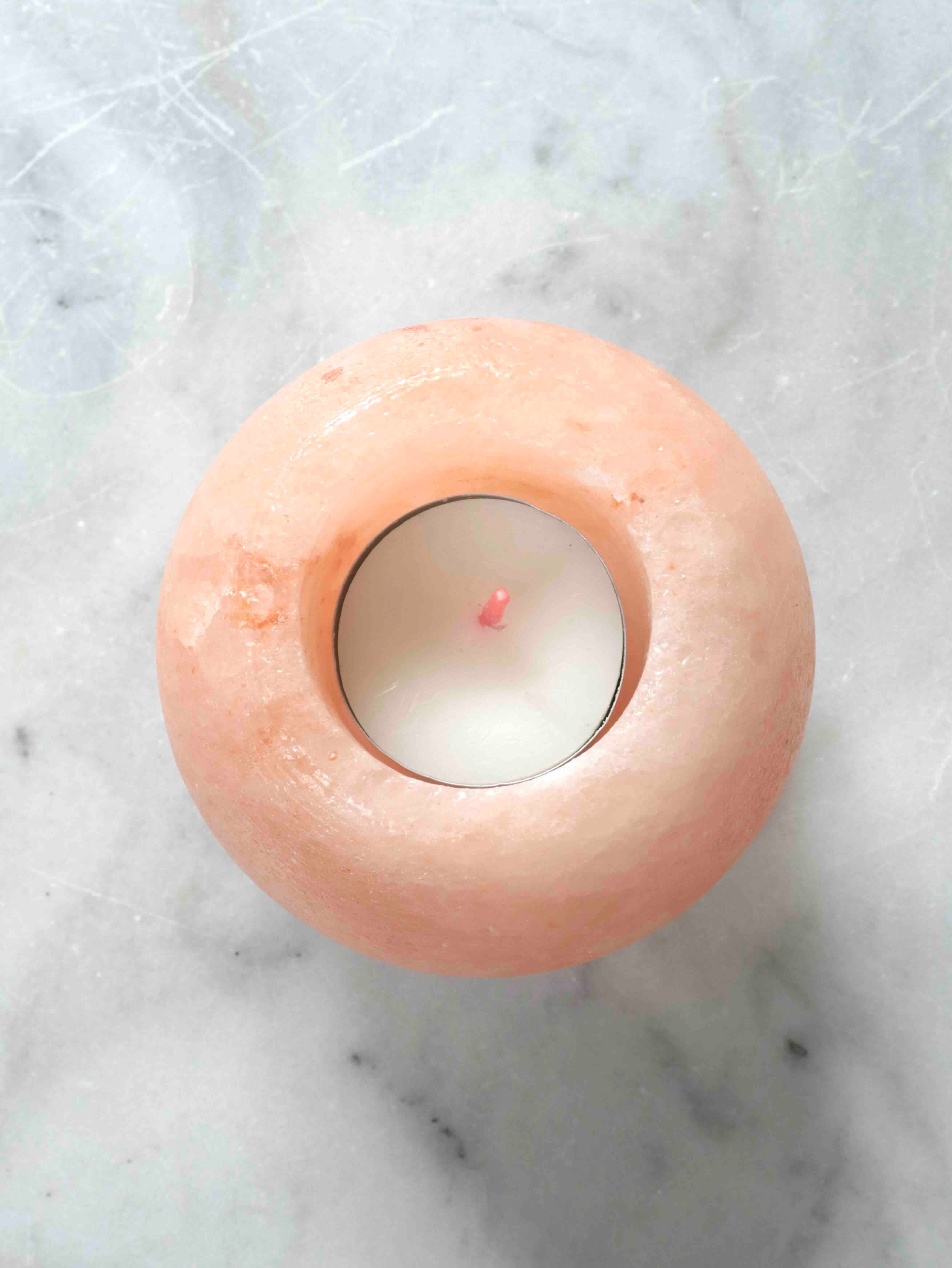 Bougeoir en halite rose vue de dessus – cavité ronde polie avec bougie – pierre naturelle éthique SOLYA