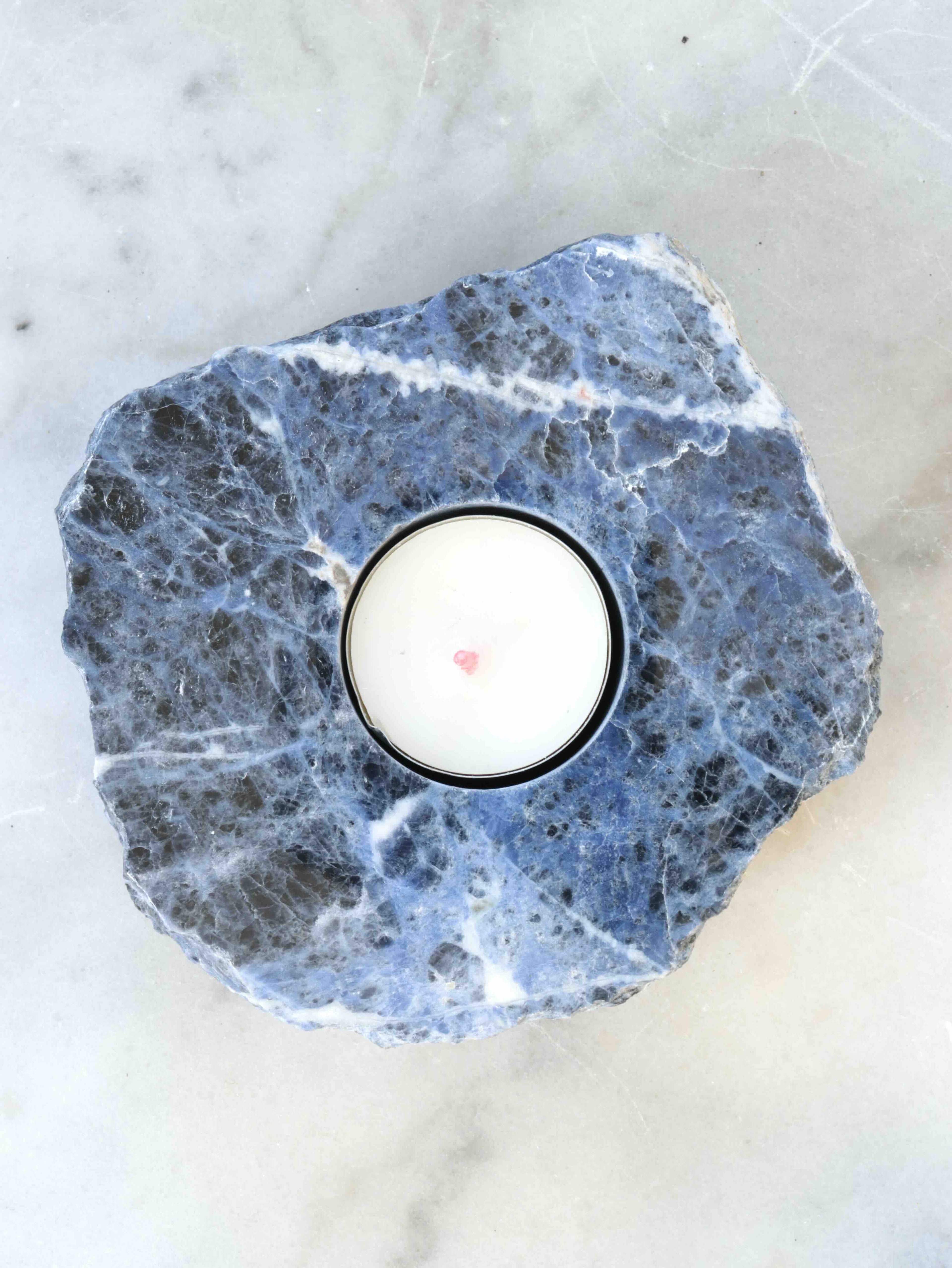 Bougeoir Sodalite du Brésil - Pierre pour clarifier ses pensées - Boutique de bijoux, cristaux et mineraux en Belgique