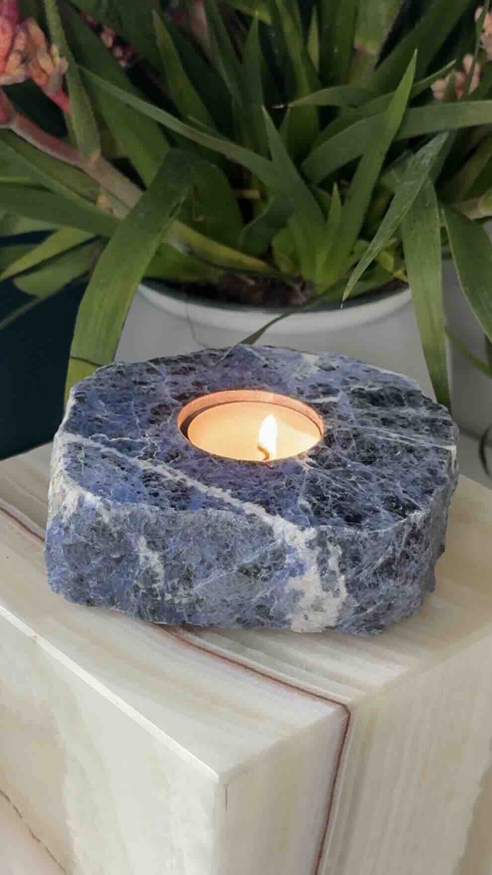 Bougeoir Sodalite du Brésil - Pierre pour clarifier ses pensées - Boutique de bijoux, cristaux et mineraux en Belgique