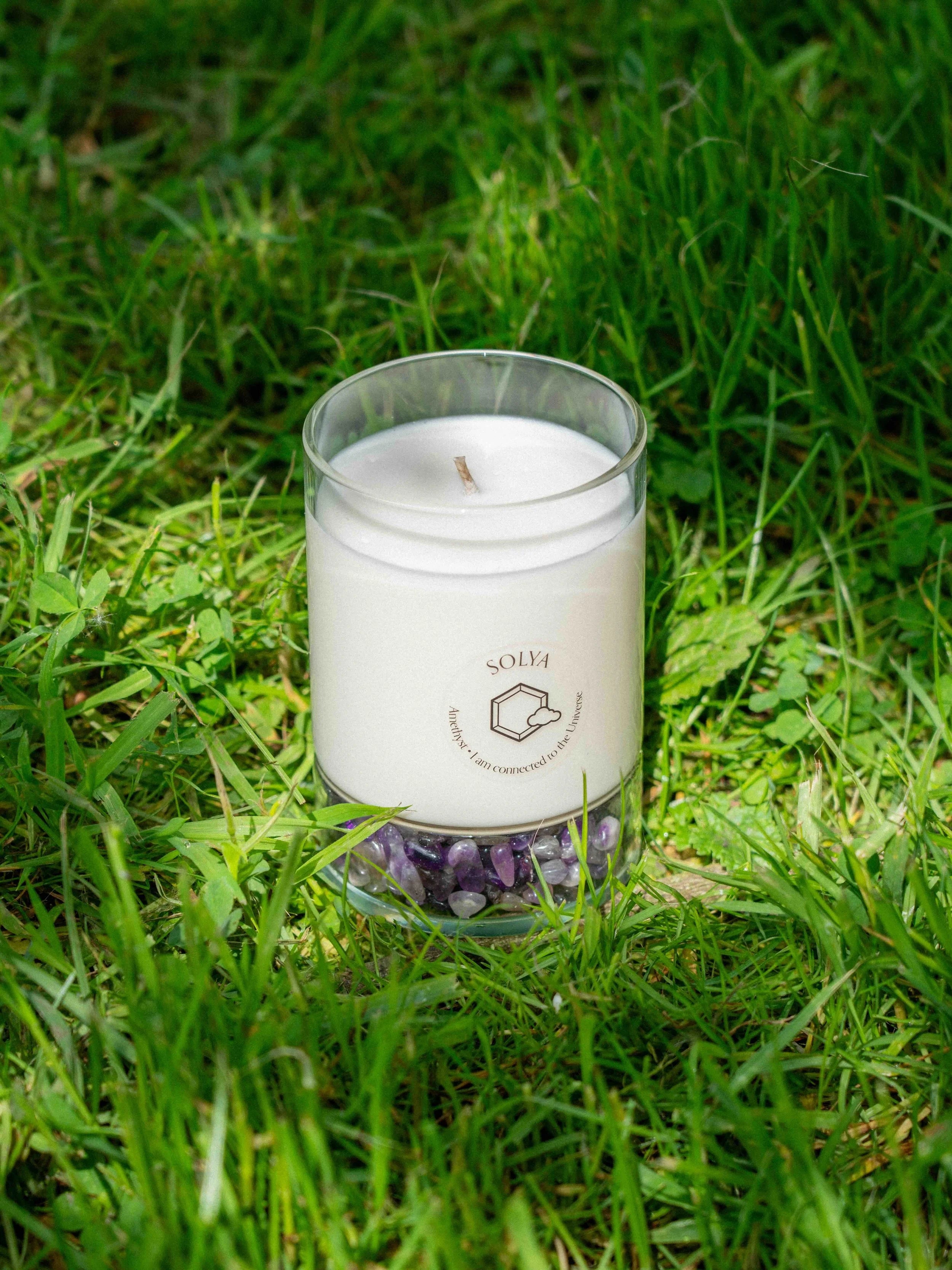 Bougie Amethyste | Pierre pour se détendre & se reconnecter | SOLYA | Boutique belge de pierres, bijoux, cristaux et minéraux | Ethique & Traçable