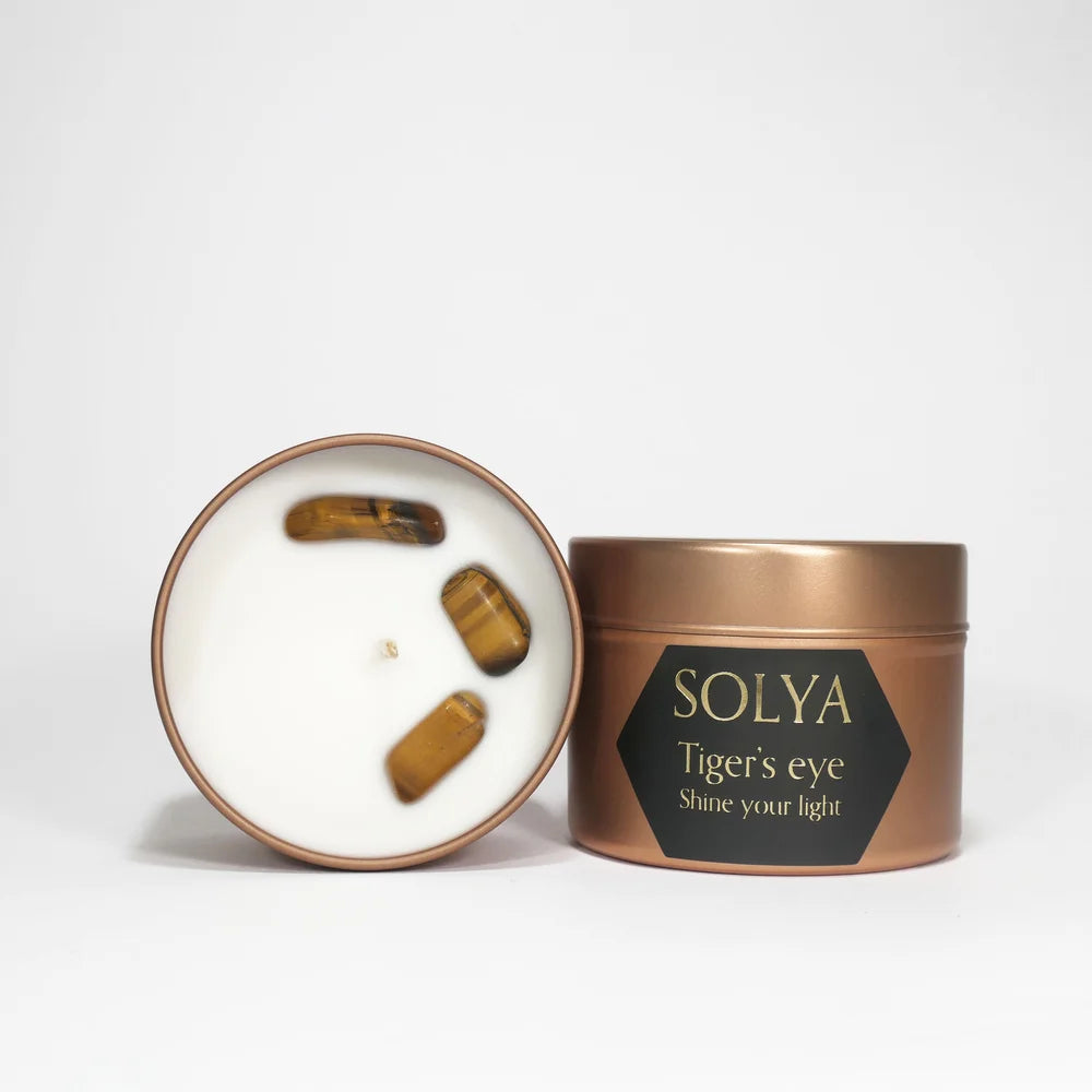 Bougie de voyage Oeil-de-Tigre | Pierre pour laisser briller sa lumiere | SOLYA | Pierres ethiques et naturelles en Belgique | Bijoux, cristaux et mineraux