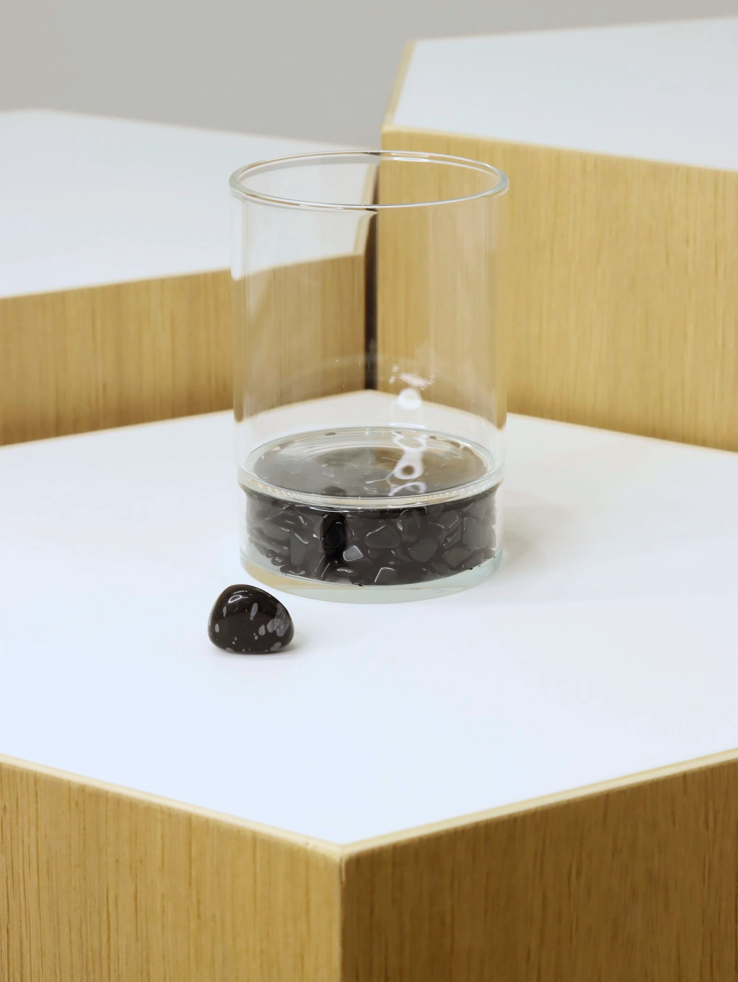 Bougie en Obsidienne | Pierre pour voir le positif | SOLYA | Bijoux, Cristaux & Minéraux | Boutique de pierres naturelles & éthiques belge | EShop de lithothérapie