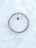 Bracelet en Améthyste polie avec fermoir en plaqué or, bijou d'intention pour se détendre et se reconnecter – SOLYA