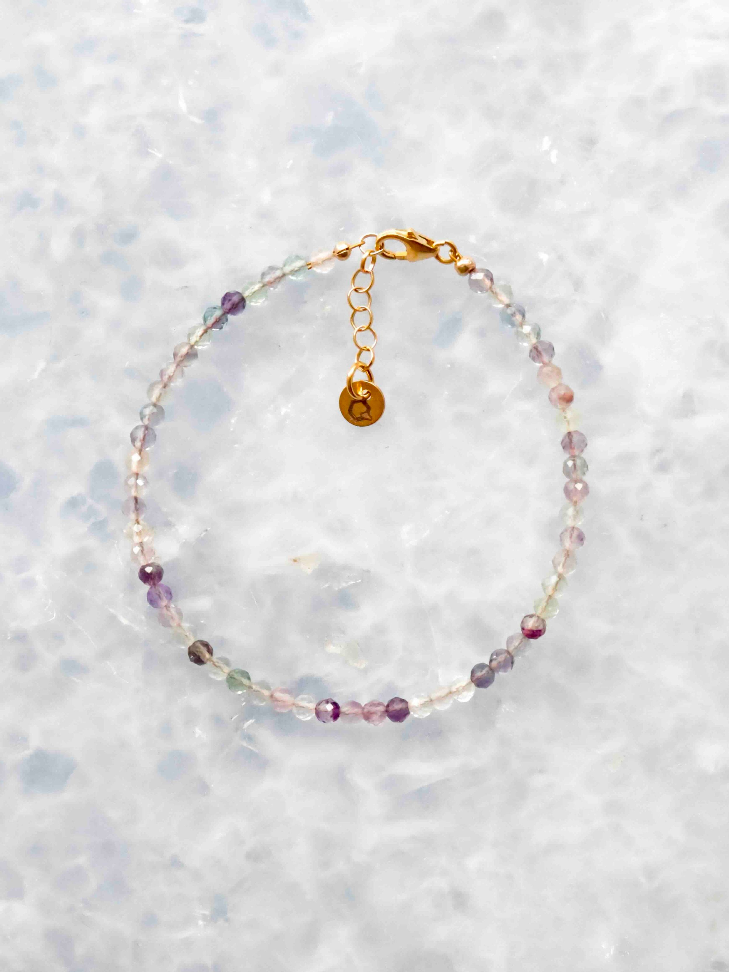 Bracelet Fluorite | Pierre pour la reconnection à son savoir & la détente | SOLYA | Bijoux, pierres, cristaux & minéraux en Belgique | Ethique et naturelle
