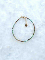 Bracelet mini en Turquoise avec fermoir en plaqué or, bijou d'intention pour la confiance et la création – SOLYA