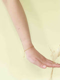 Bracelet à Charms en Gold-filled 14 carats SOLYA porté au poignet
