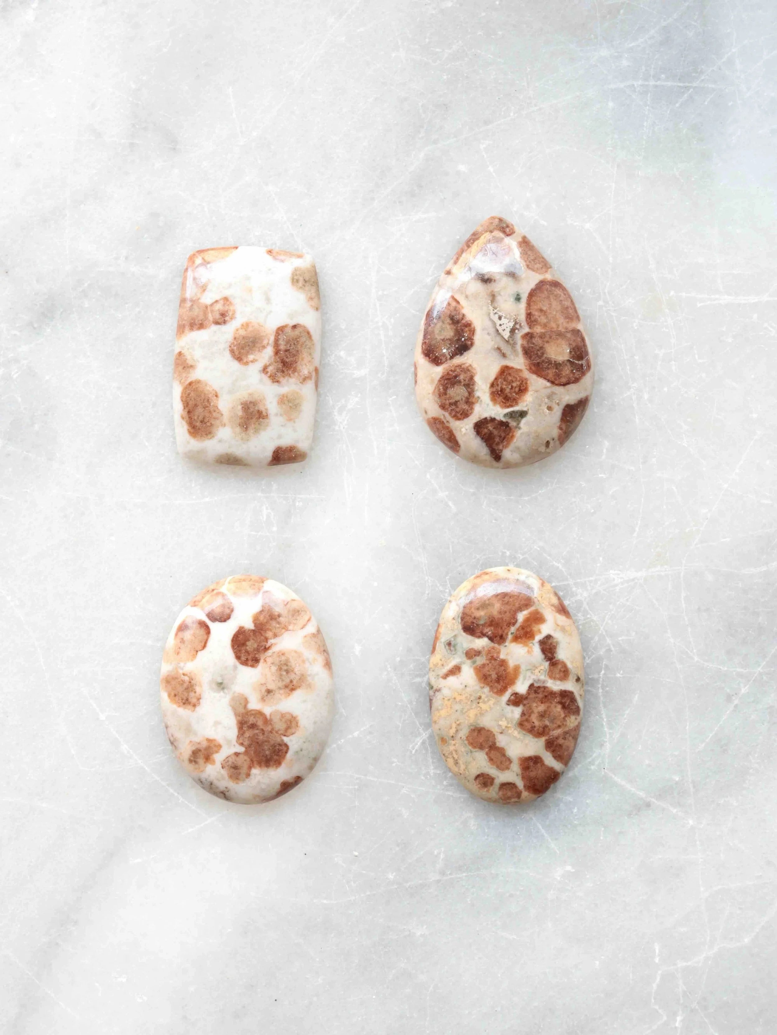 Cabochon de Grenat dans sa roche mere | Pierre pour la joie et la force vitale | SOLYA | Bijoux, cristaux & minéraux en Belgique | Eshop de pierres ethiques & naturelles | Sélectionnees par une gemmologue