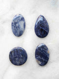 Cabochon de Sodalite | Pierre pourclarifier ses pensées | SOLYA | Bijoux, pierres, cristaux & minéraux en Belgique | Ethique et naturelles