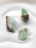 Calcite verte brute | Pierre pour la libération du cœur & la connexion à la Nature | SOLYA | Eshop de bijoux, cristaux & minéraux | Magasin de pierres éthiques & naturelles en Belgique