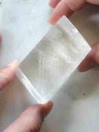 Détail de la calcite optique (spath d'Islande) – pierre pour changer de perspective – SOLYA